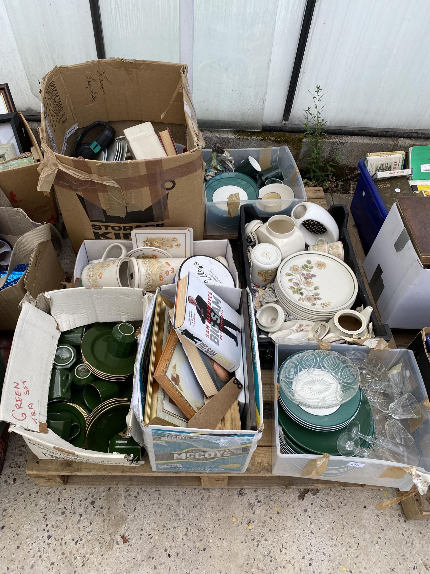 AN ASSORTMENT OF HOUSEHOLD CLEARANCE ITEMS TO INCLUDE CERAMICS AND GLASS WARE ETC