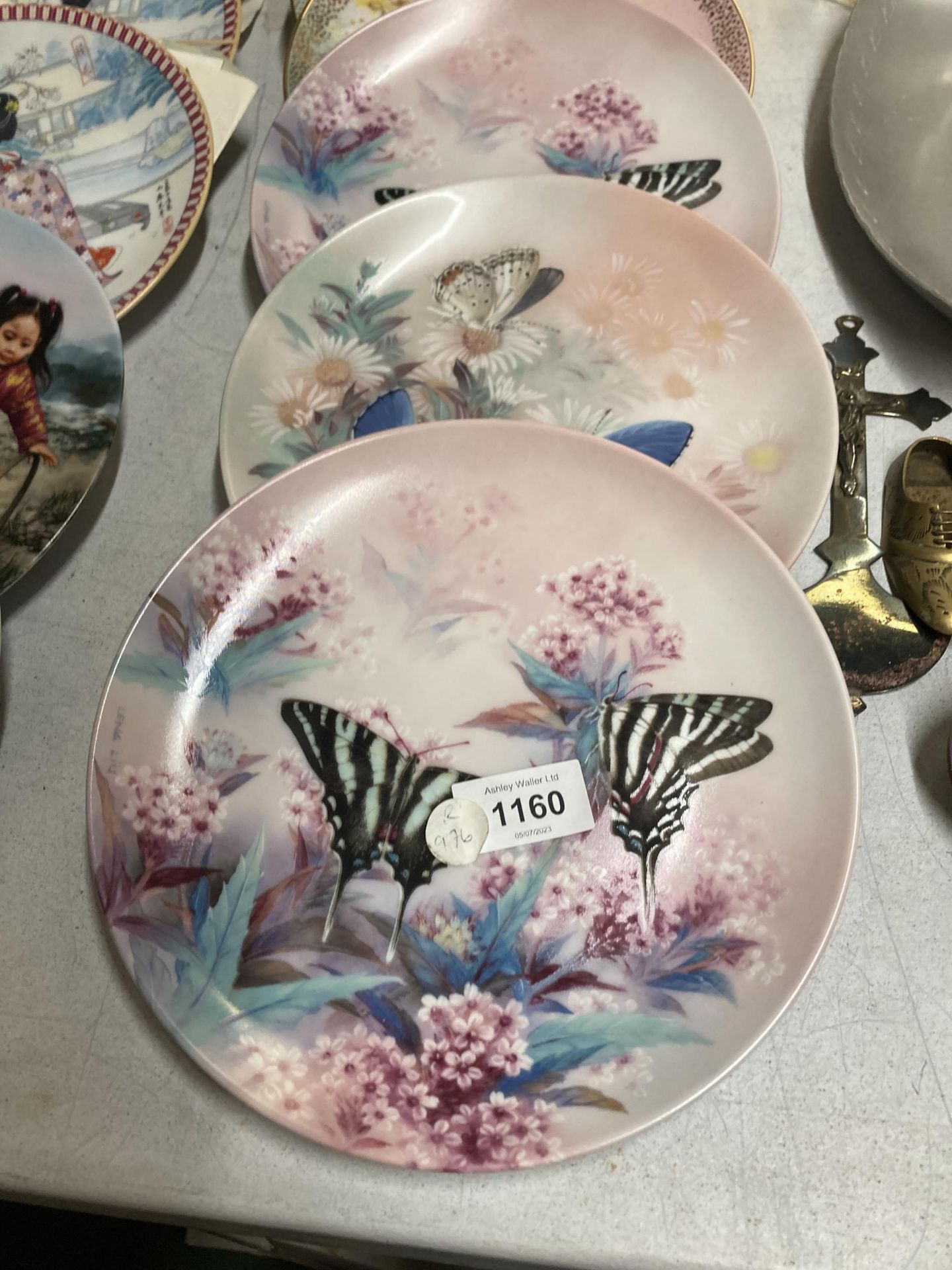 A COLLECTION OF CABINET PLATES - Image 4 of 5