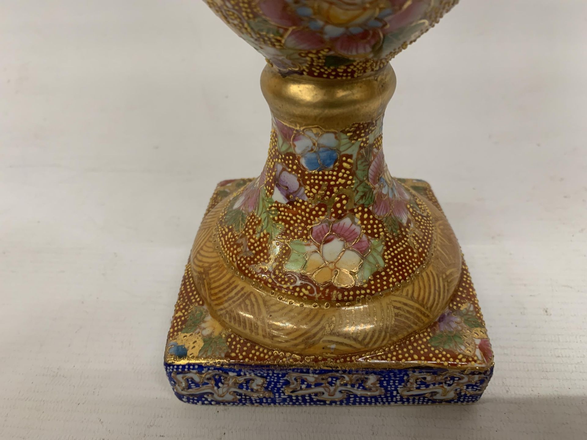 A LARGE DECORATIVE HAND PAINTED JAPANESE TWIN HANDLED LIDDED VASE, HEIGHT 56CM - Image 5 of 8