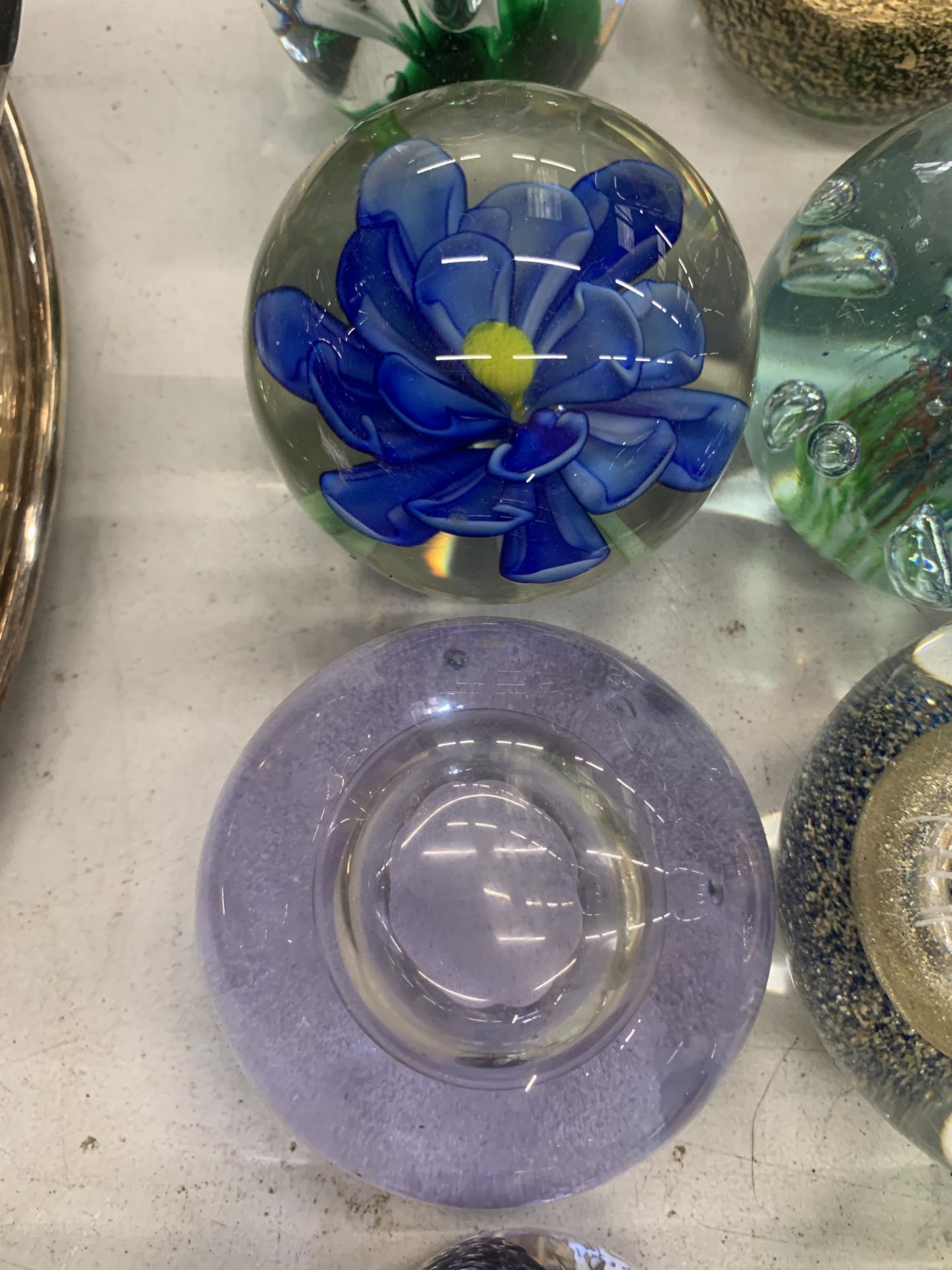 A GROUP OF ASSORTED ART GLASS PAPERWEIGHTS - Image 4 of 5