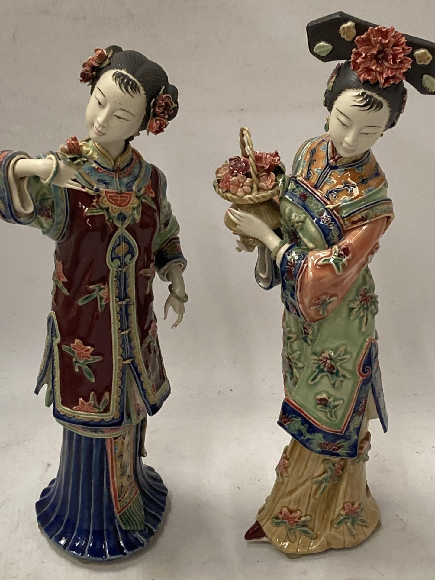 A PAIR OF ORIENTAL STONEWARE GEISHA LADY FIGURES