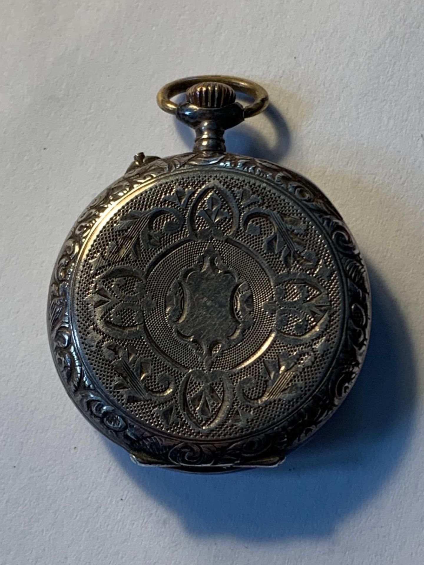 A MARKED 925 DECORATIVE SILVER POCKET WATCH WITH ENAMEL FACE AND ROMAN NUMERALS - Image 2 of 4