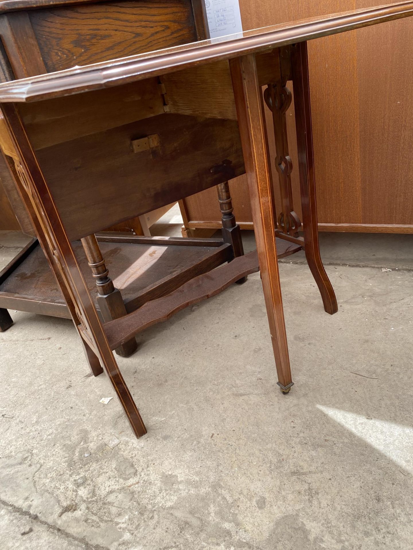 AN EDWARDIAN MAHOGANY AND INLAID SUTHERLAND TABLE WITH CANTED CORNERS, 29X24" OPENED - Image 4 of 4