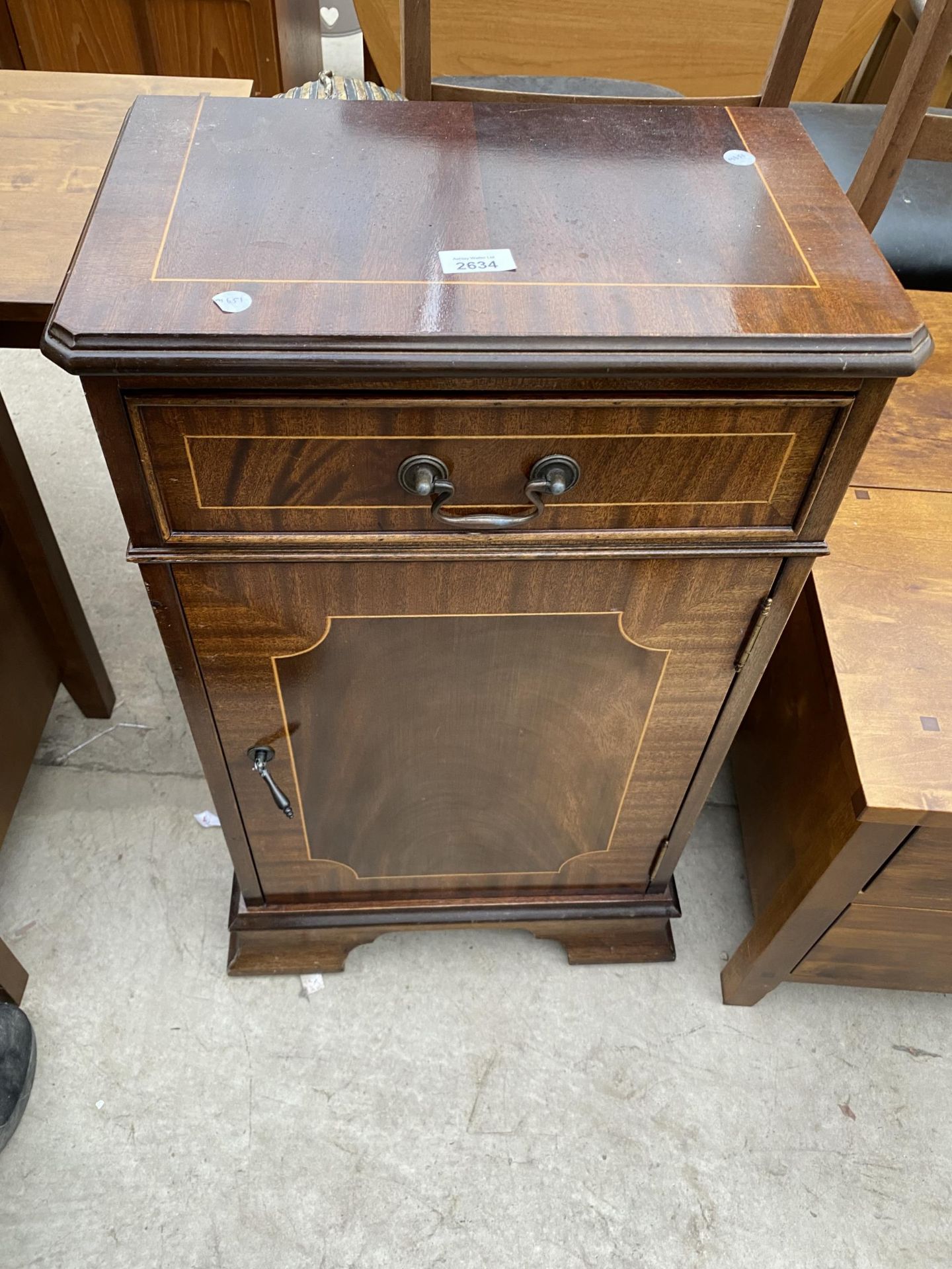 A MODERN MAHOGANY AND CROSSBANDED BEDSIDE LOCKER