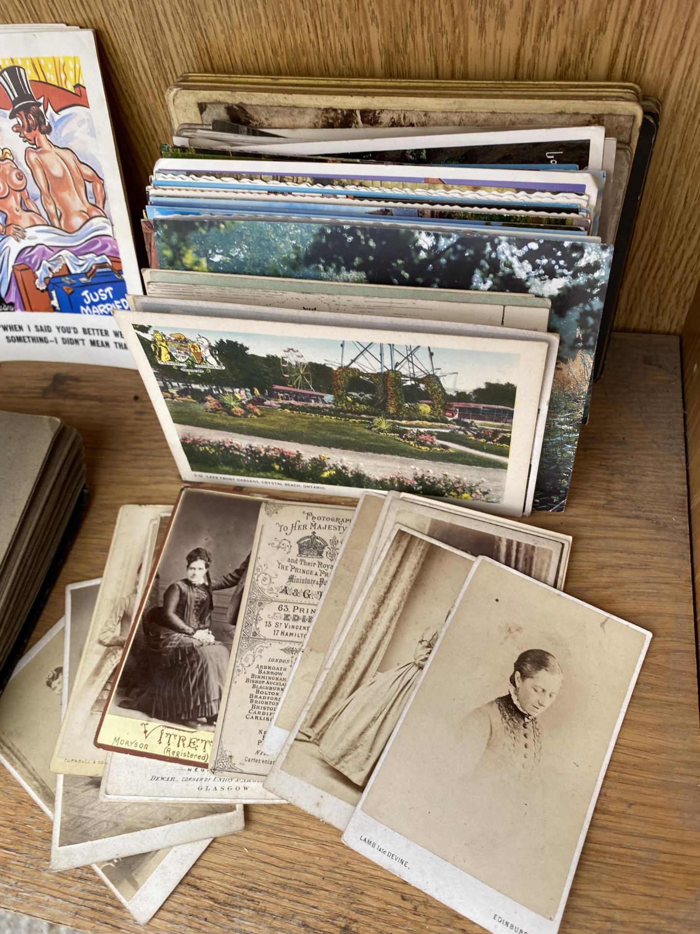 AN ASSORTMENT OF VINTAGE PICTURES AND POSTCARDS - Image 3 of 4