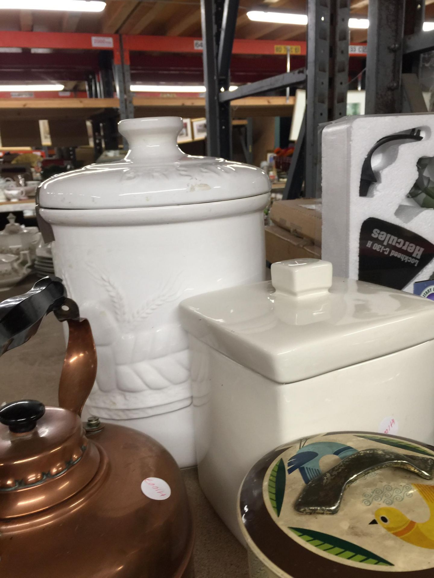 A VINTAGE COPPER KETTLE - HANDLE A/F, VINTAGE CADBURY'S BISCUITS TIN PLUS TWO CERAMIC STORAGE JARS - Bild 3 aus 3