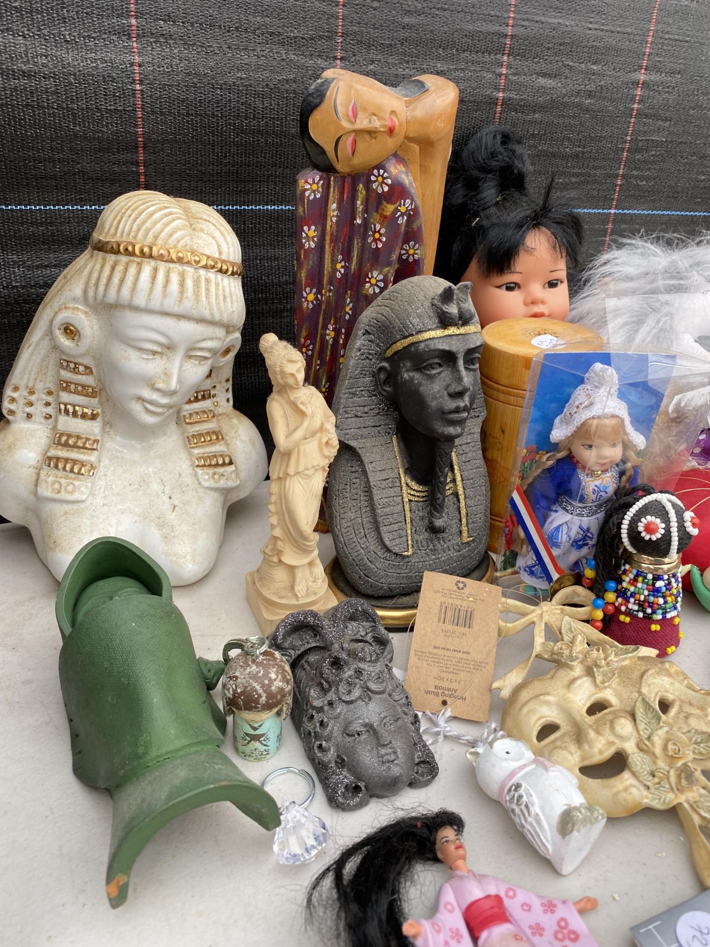 AN ASSORTMENT OF ITEMS TO INCLUDE DOLLS AND WALL PLAQUES ETC - Image 2 of 4