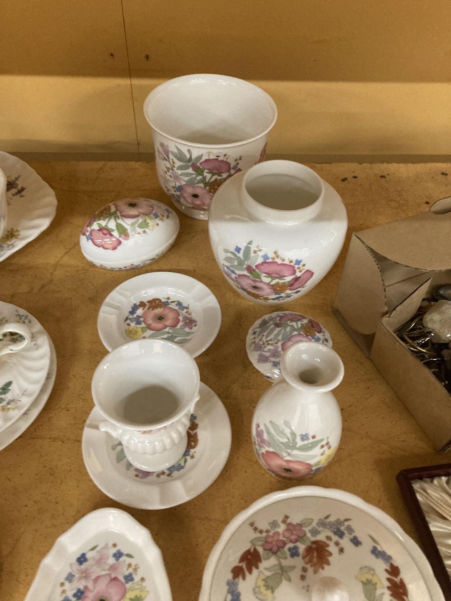 A COLLECTION OF WEDGWOOD MEADOW SWEET PATTERN CERAMICS AND TABLEWARE - Image 3 of 4