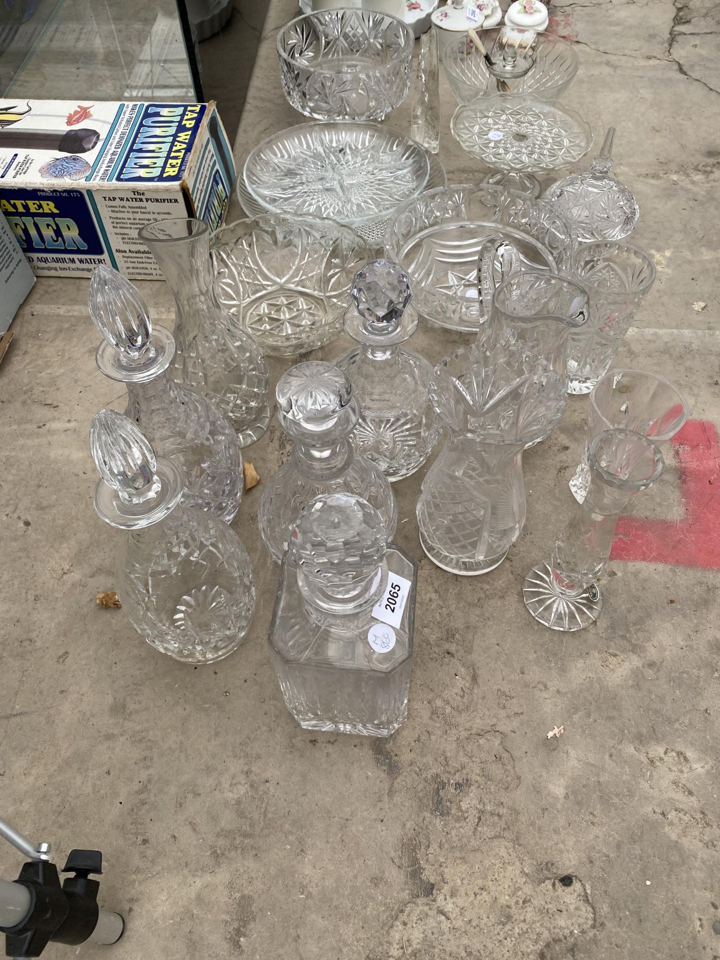 AN ASSORTMENT OF GLASS WARE TO INCLUDE DECANTORS AND BOWLS ETC - Image 2 of 4
