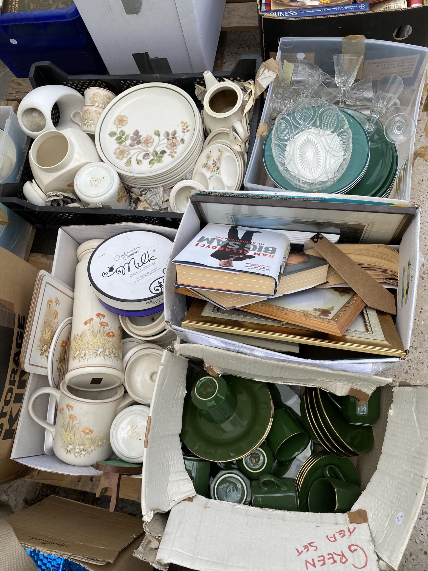 AN ASSORTMENT OF HOUSEHOLD CLEARANCE ITEMS TO INCLUDE CERAMICS AND GLASS WARE ETC - Image 3 of 3