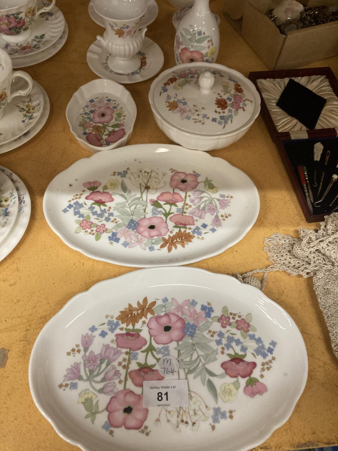 A COLLECTION OF WEDGWOOD MEADOW SWEET PATTERN CERAMICS AND TABLEWARE - Image 2 of 4