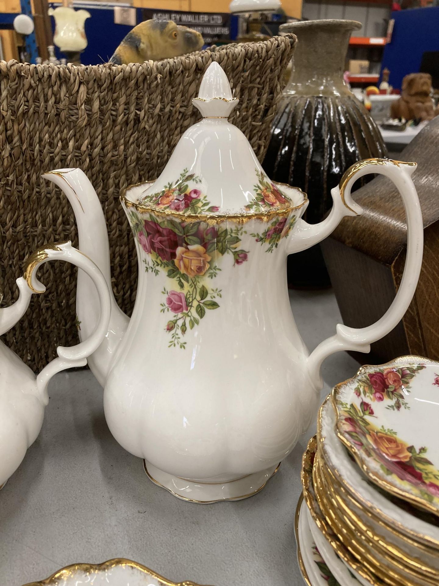 A LARGE QUANTITY OF ROYAL ALBERT 'OLD COUNTRY ROSES' TO INCLUDE A TEA AND COFFEE POT, CAKE PLATES, - Image 2 of 6