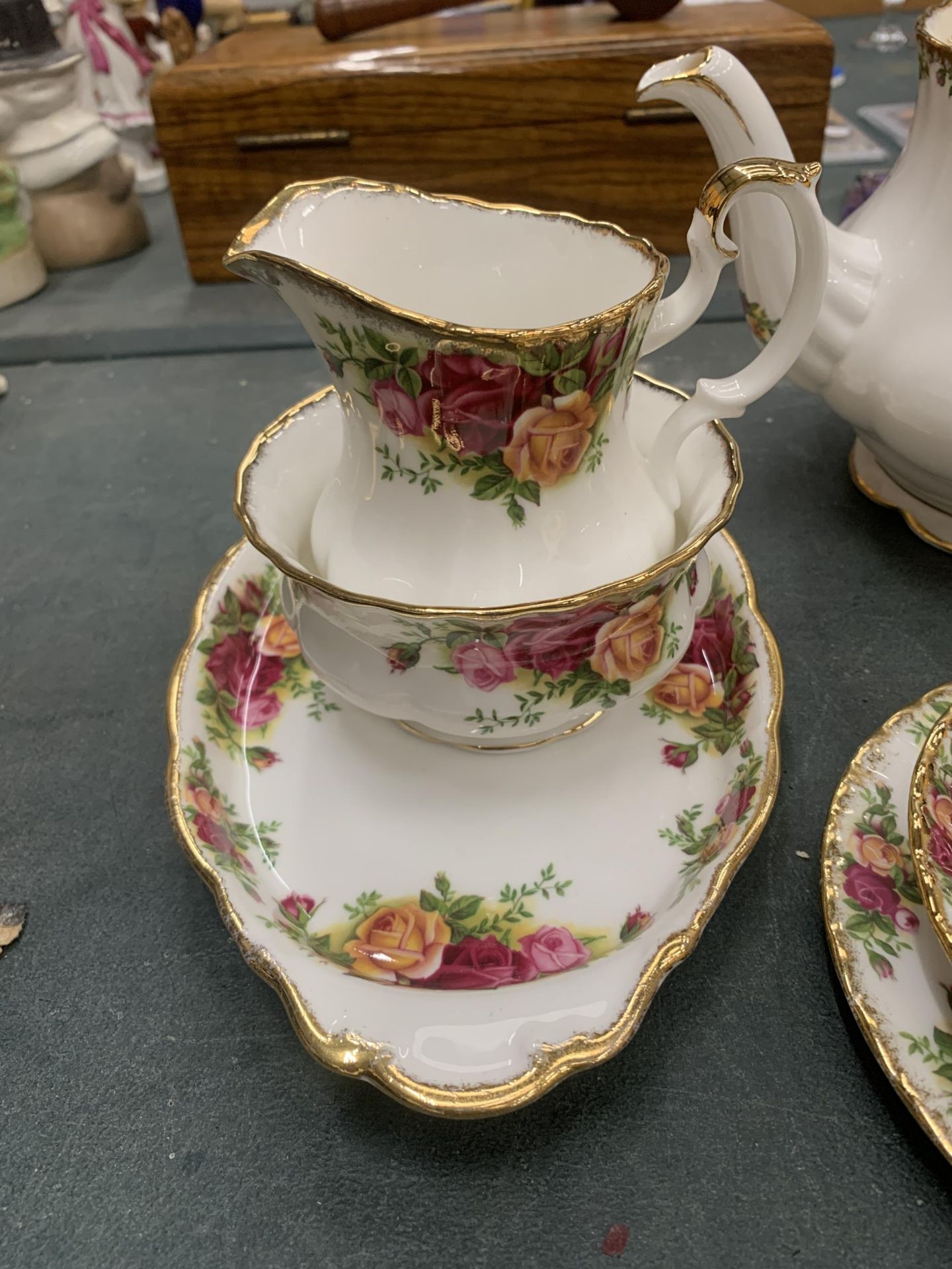 A ROYAL ALBERT 'OLD COUNTRY ROSES' TEASET TO INCLUDE A TEAPOT, CREAM JUG, SUGAR BOWL,SANDWICH AND - Image 6 of 6