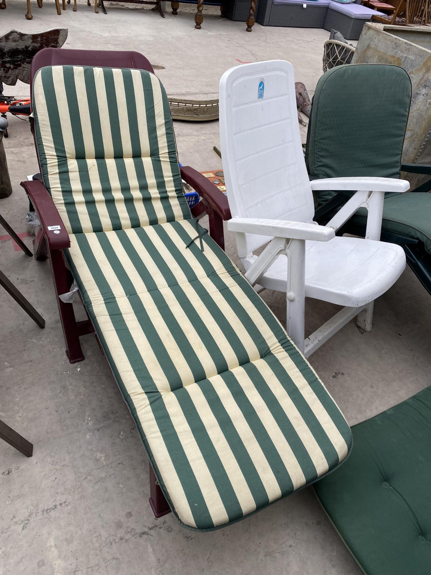 THREE VARIOUS PLASTIC SUN LOUNGERS TWO WITH CUSHIONS - Bild 3 aus 4