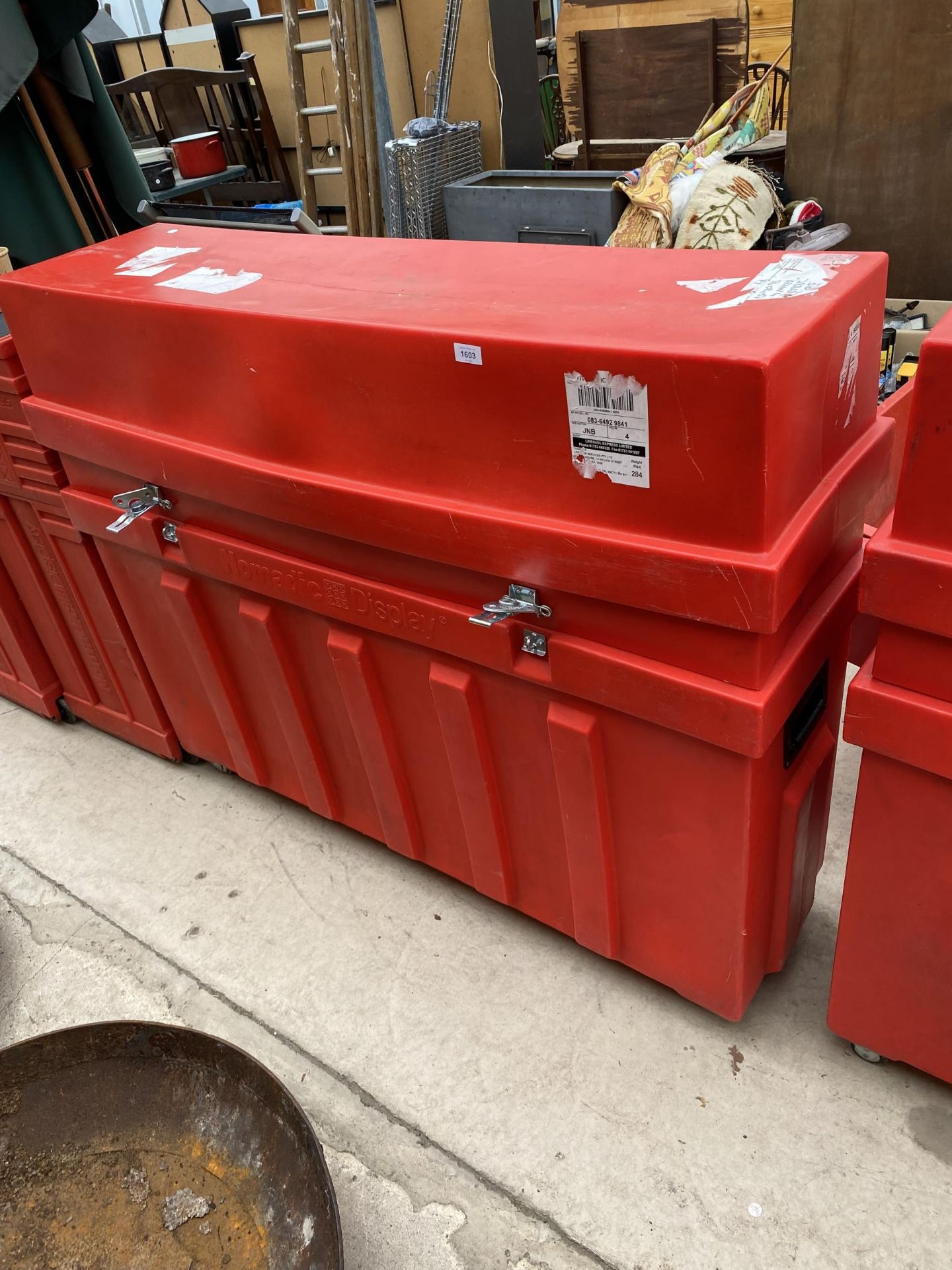 A HEAVY DUTY PLASTIC 'NOMADIC DISPLAY' BOX CONTAINING LIGHTING AND SIGNAGE FOR TRADE SHOWS