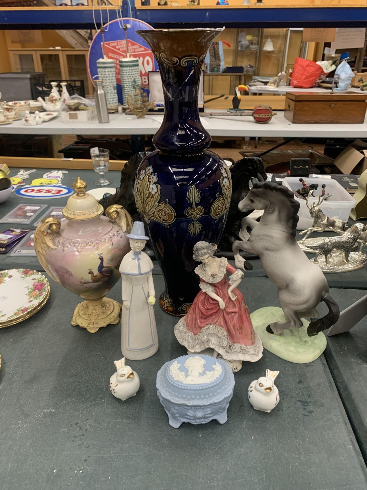 A QUANTITY OF CERAMIC ITEMS TO INCLUDE A LARGE DOULTON VASE, CROWN DEVON LIDDED URN, FIGURES,