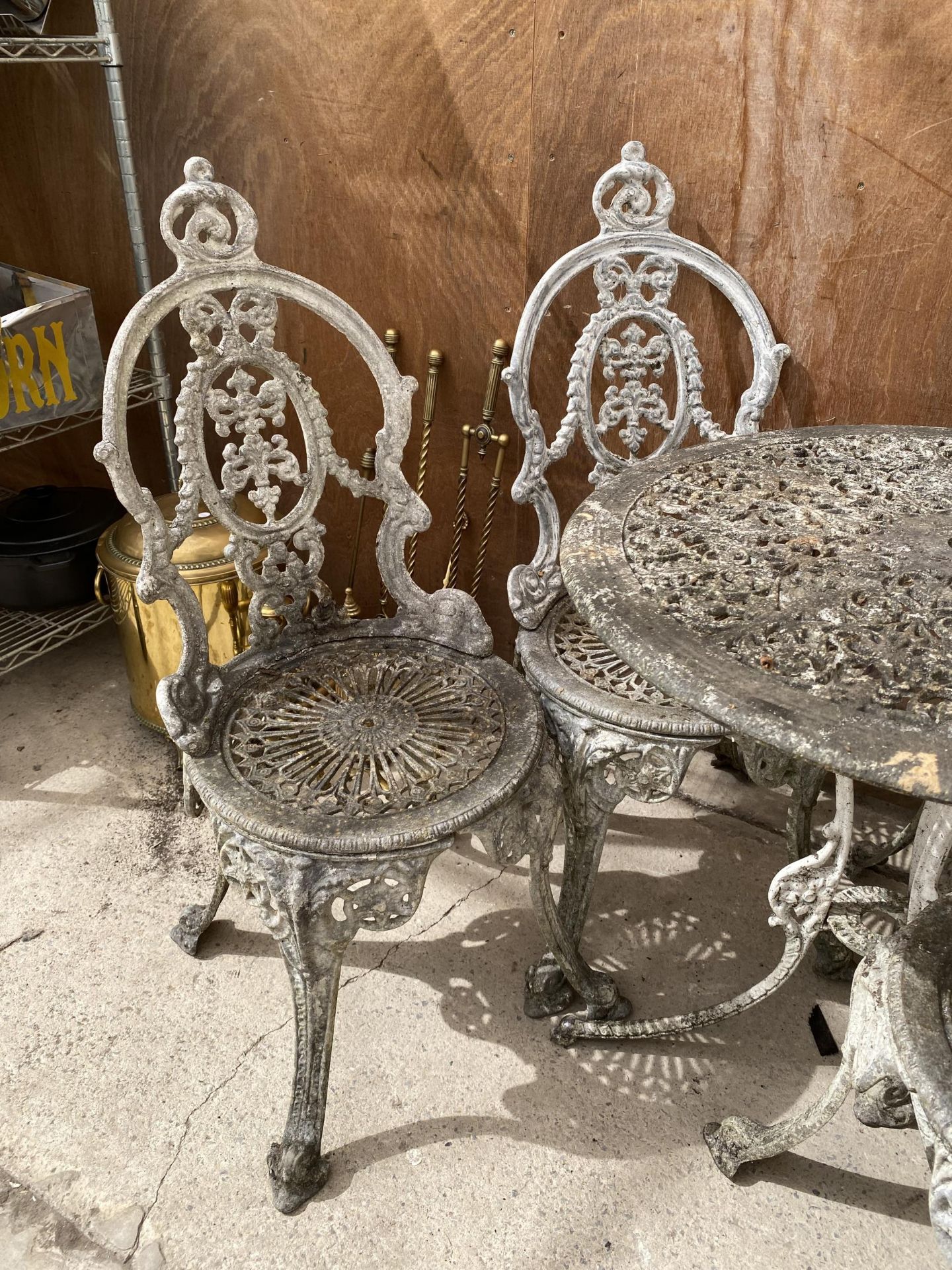 A VICTORIAN STYLE CAST ALLOY BISTRO SET COMPRISING OF A ROUND TABLE AND FOUR CHAIRS - Bild 3 aus 4