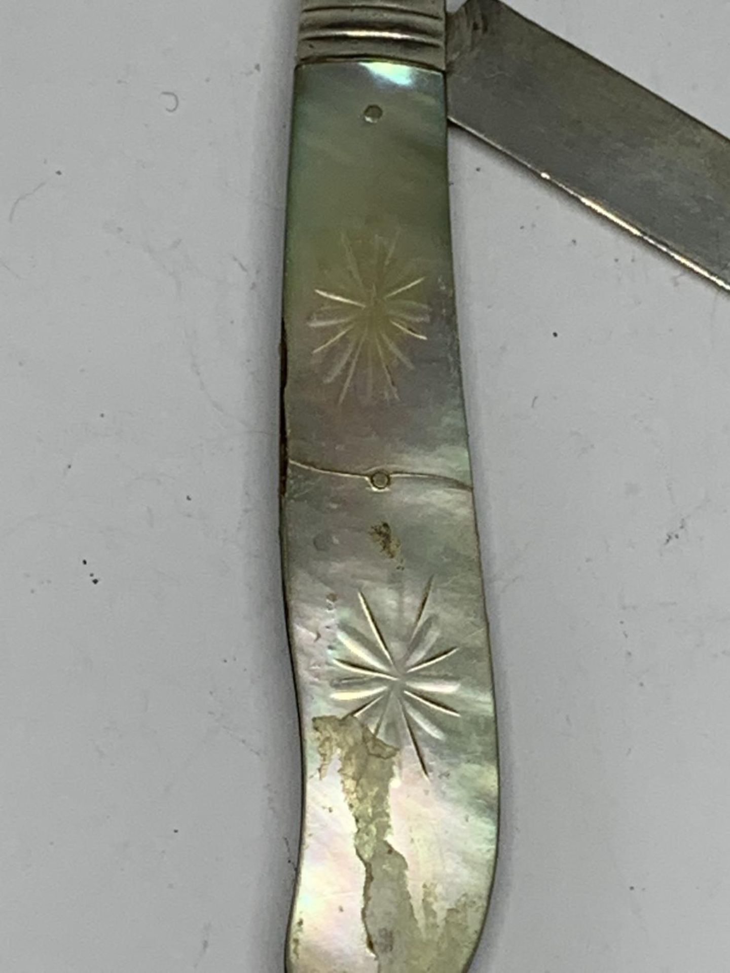 A HALLMARKED SHEFFIELD 1860 FRUIT KNIFE WITH MOTHER OF PEARL HANDLE - Image 4 of 4