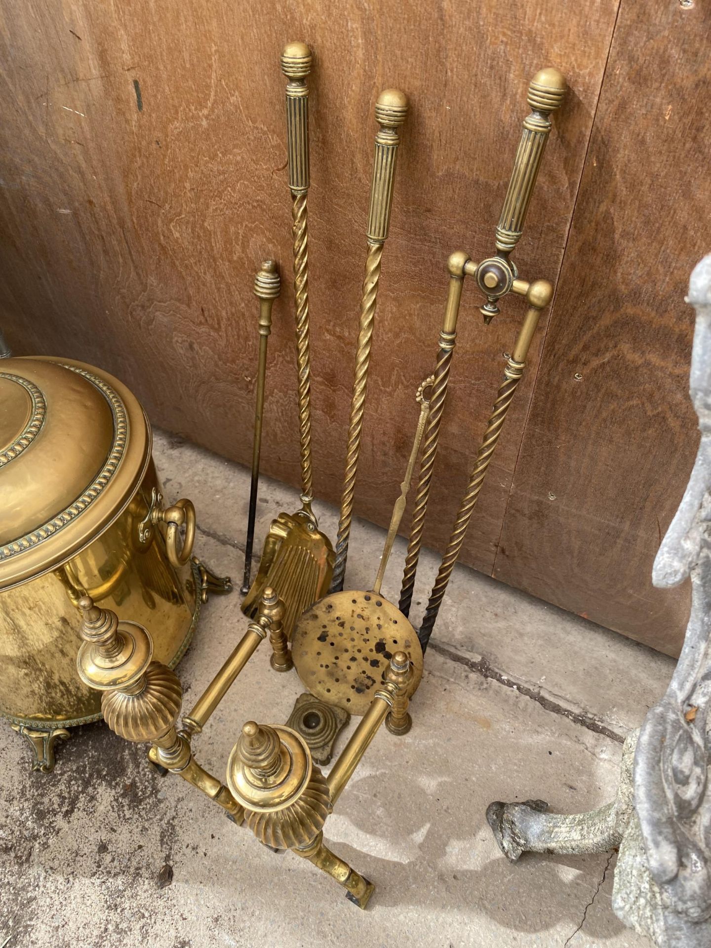 AN ASSORTMENT OF BRASS FIRE SIDE ITEMS TO INCLUDE A COAL BUCKET, FIRE DOGS AND COMPANION ITEMS ETC - Image 2 of 4