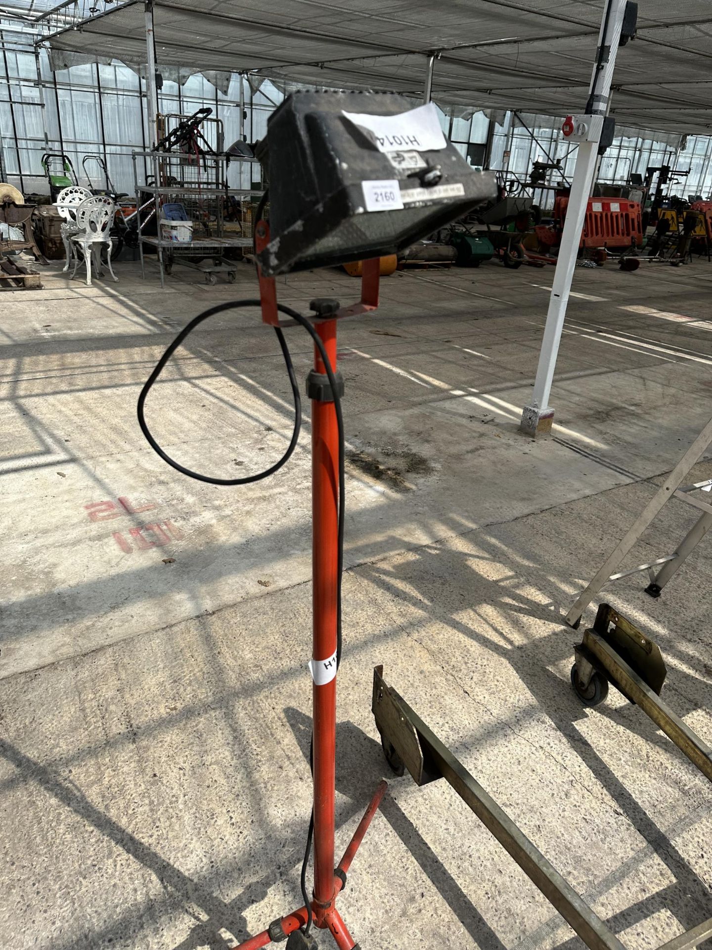 A BUILDERS WORKLIGHT WITH RED TRIPOD STAND - Image 2 of 2