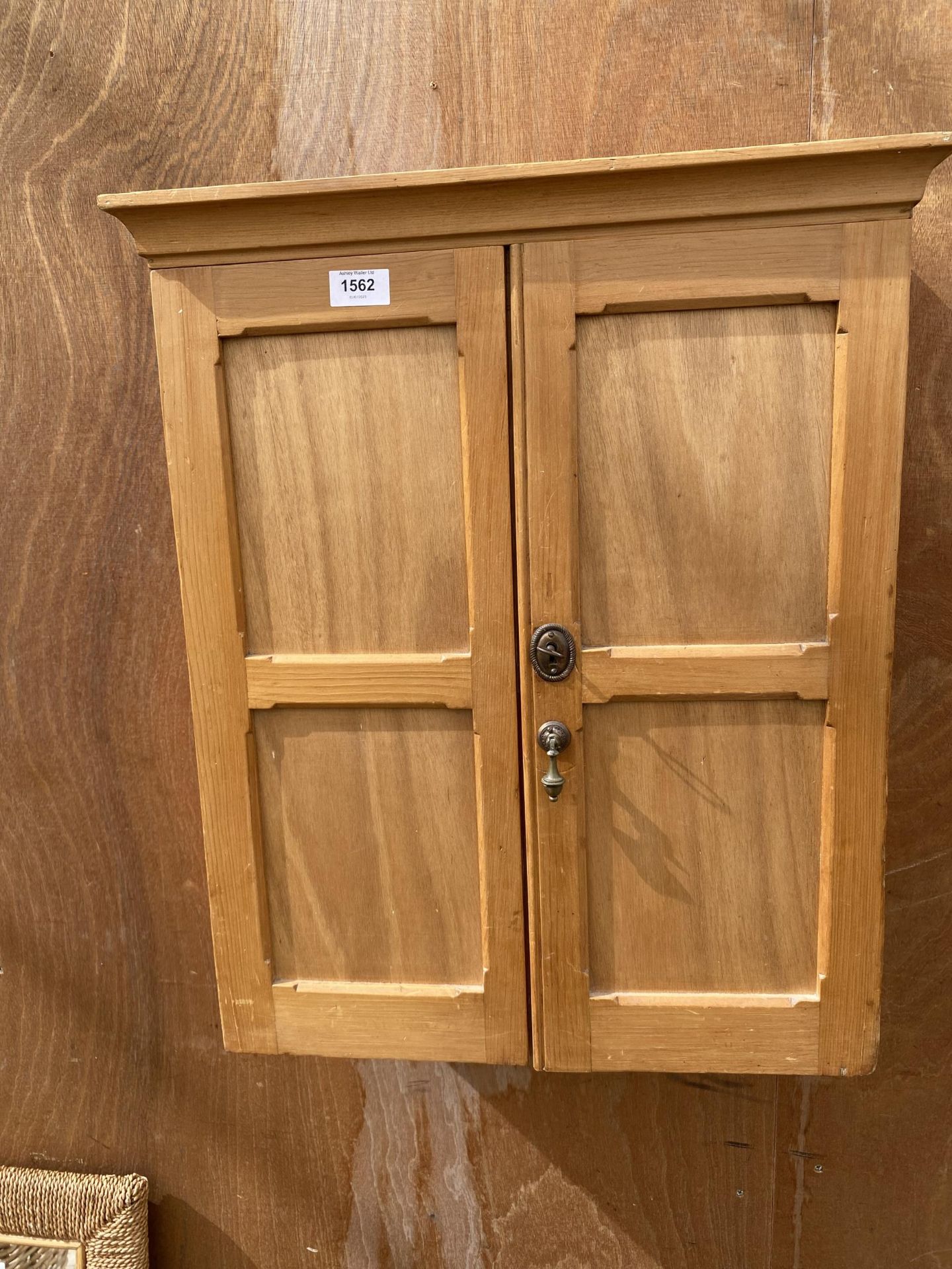 A PINE WALL CUPBOARD WITH THREE INTERNAL SHELVES AND A DRAWER - Image 2 of 5