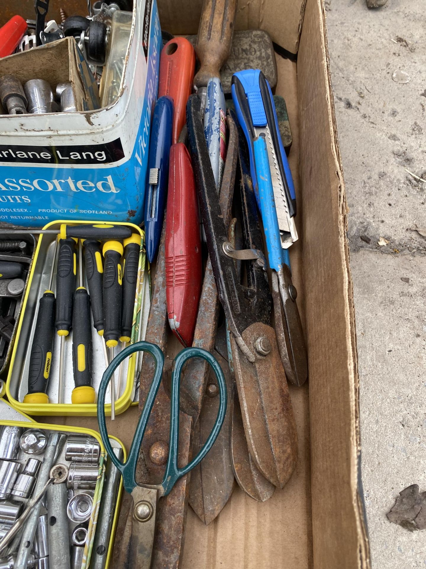 AN ASSORTMENT OF TOOLS TO INCLUDE SOCKETS, SCREW DRIVERS AND ALAN KEYS ETC - Image 5 of 5