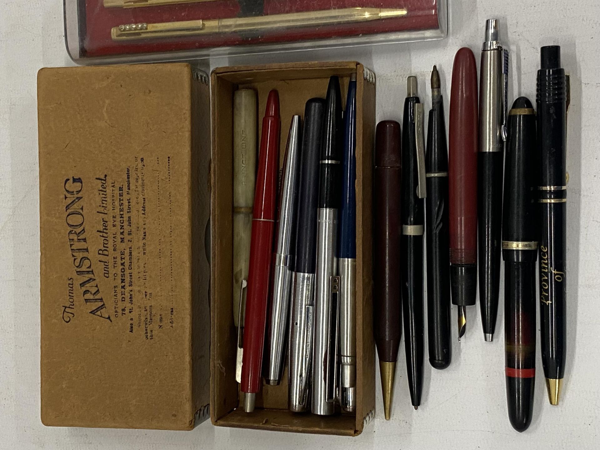 A QUANTITY OF VINTAGE PENS TO INCLUDE A PARKER PEN WITH A GALLON TO LITRE CONVERTER - Image 3 of 3