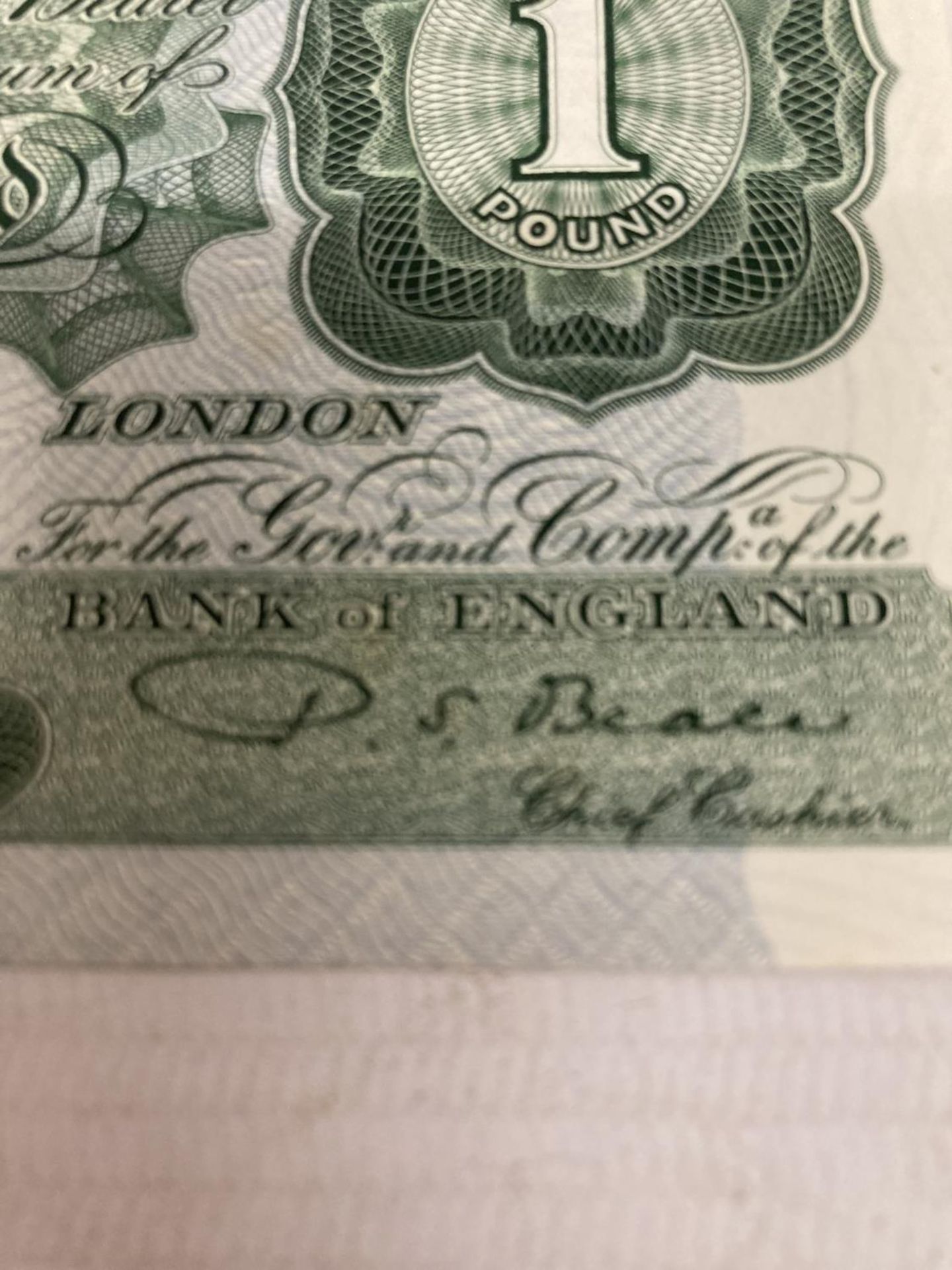 TWO BANK OF ENGLAND ONE POUND NOTES SIGNED BEALE (1949-1955) - Bild 2 aus 5