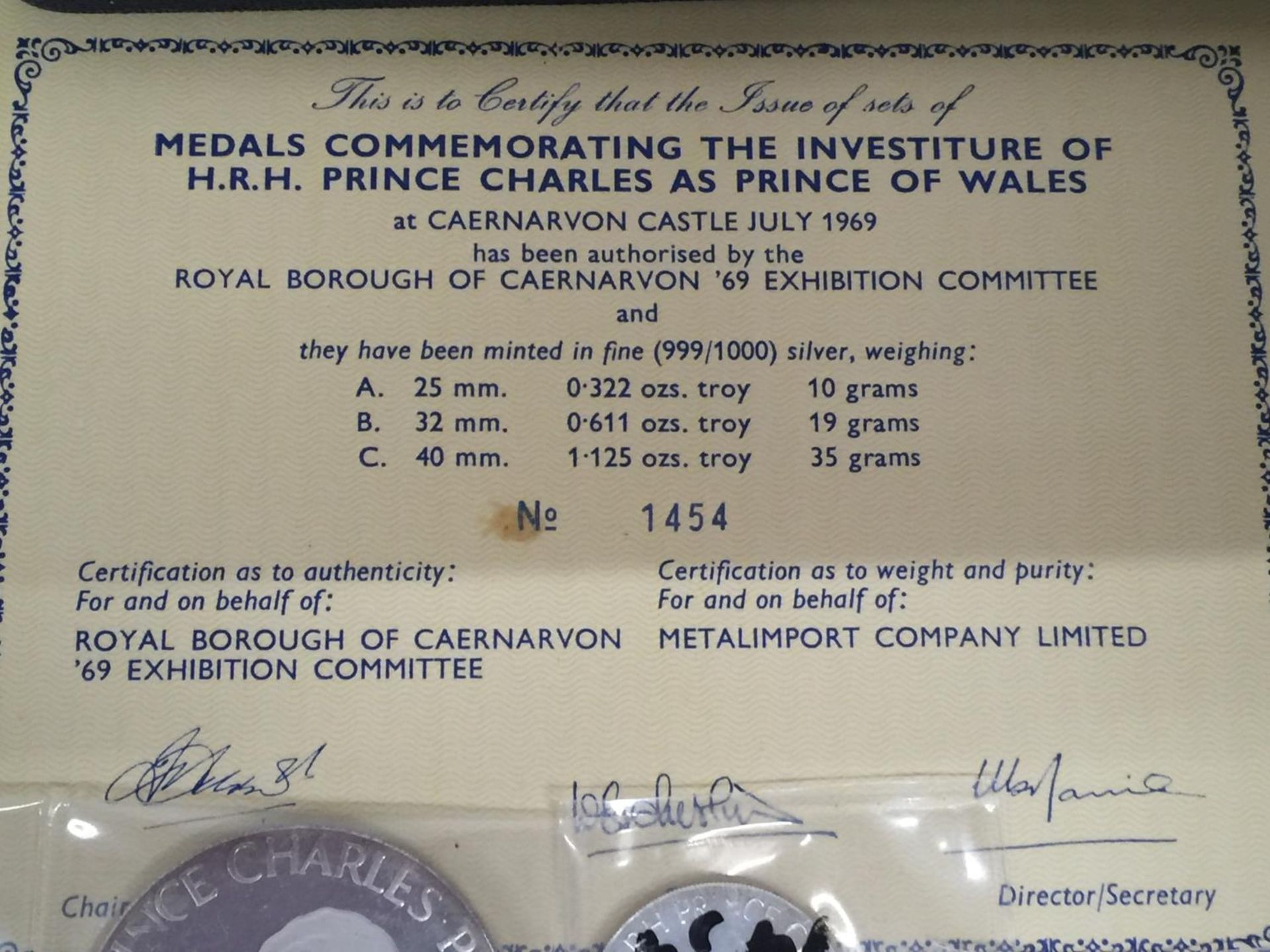 TWO SETS OF SILVER MEDALS , COMMEMORATING HRH PRINCE CHARLES INVESTITURE . THE WEIGHT OF EACH SET IS - Bild 2 aus 5