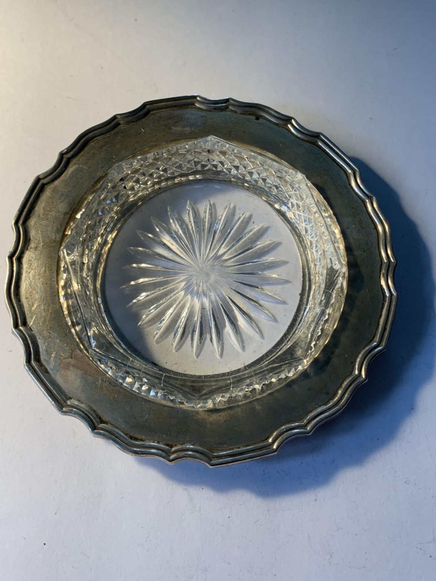 A HALLMARKED BIRMINGHAM SILVER SALT WITH BLUE GLASS LINER AND A HALLMARKED SHEFFIELD DISH WITH GLASS - Image 3 of 5