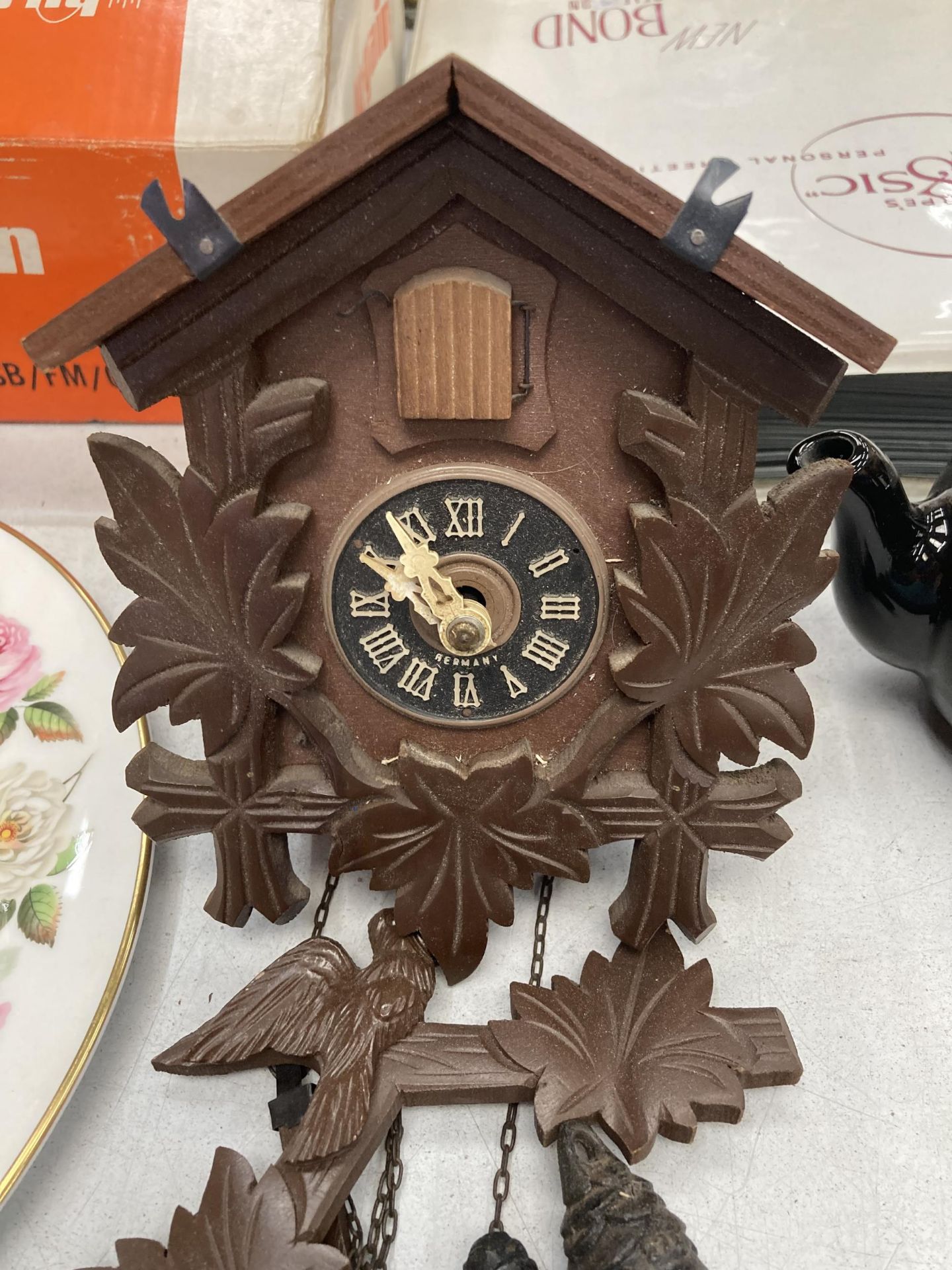 A WOODEN CUCKOO CLOCK WITH WEIGHTS - Image 3 of 3