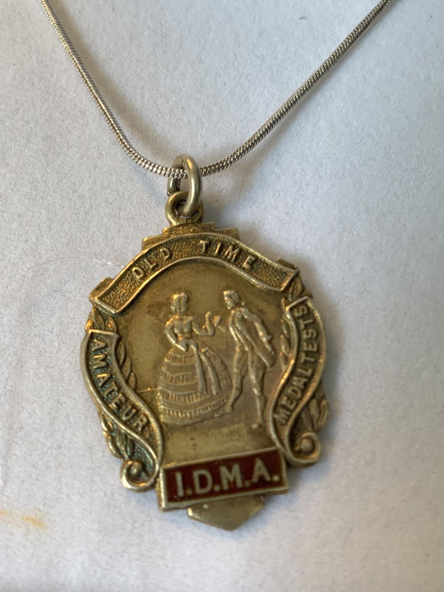 A SILVER NECKLACE WITH A HALLMARKED BIRMINGHAM SILVER DANCE MEDAL IN A PRESENTATION BOX - Image 2 of 3