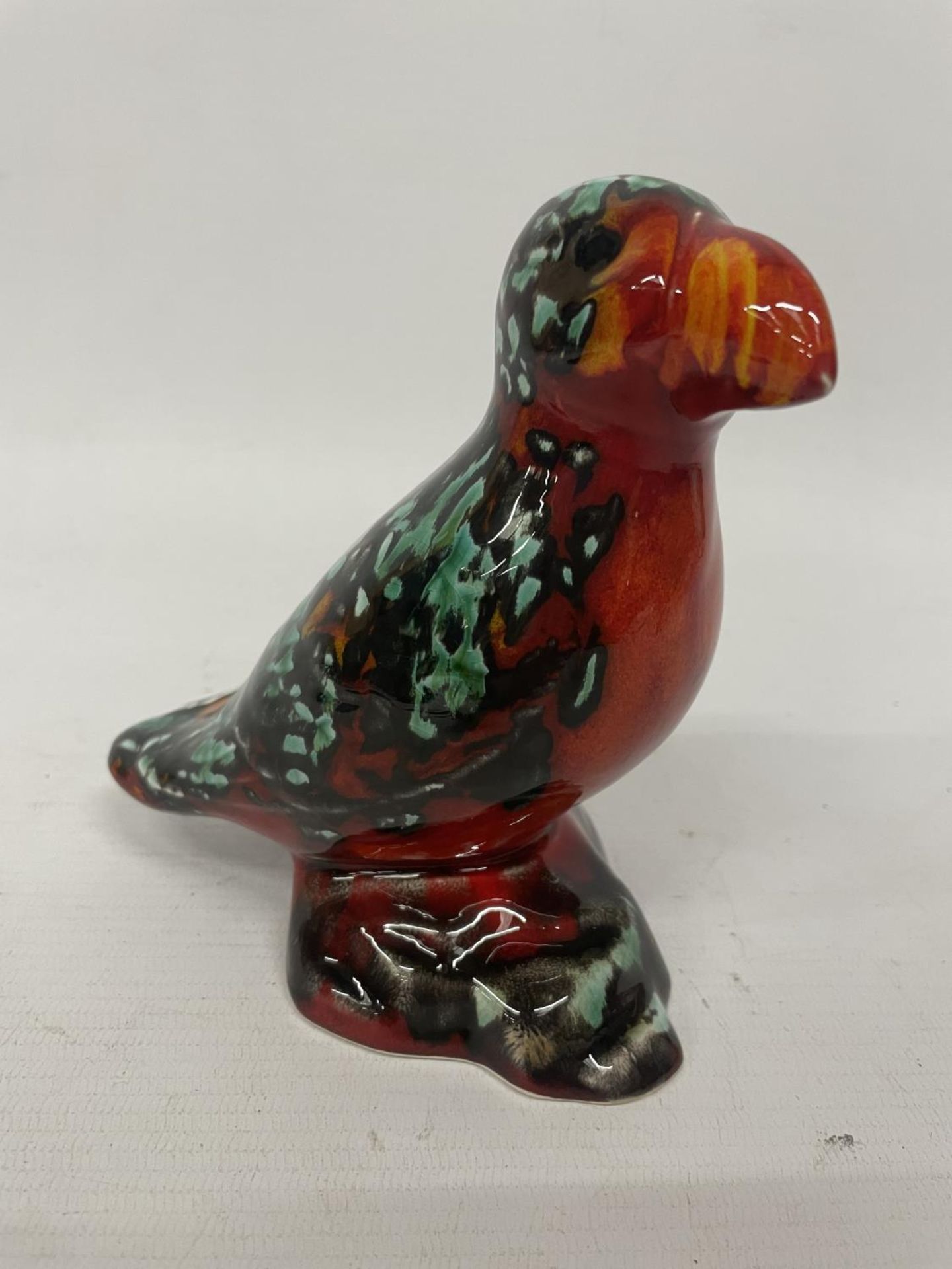 AN ANITA HARRIS PUFFIN FIGURE HAND PAINTED AND SIGNED IN GOLD