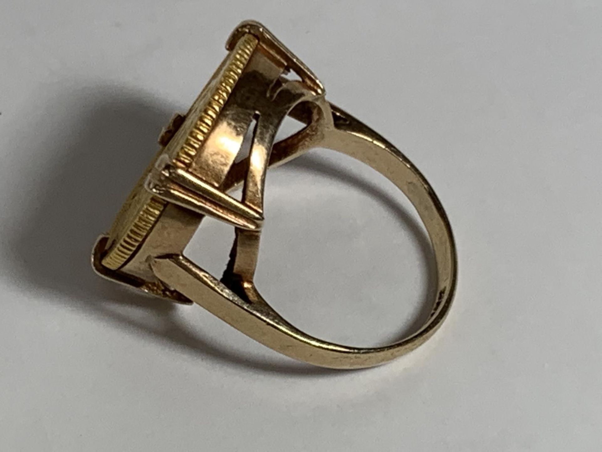 A 9 CARAT GOLD RING WITH GEORGE V 1912 HALF SOVERIEGN GROSS WEIGHT 7.72 GRAMS - Image 2 of 4