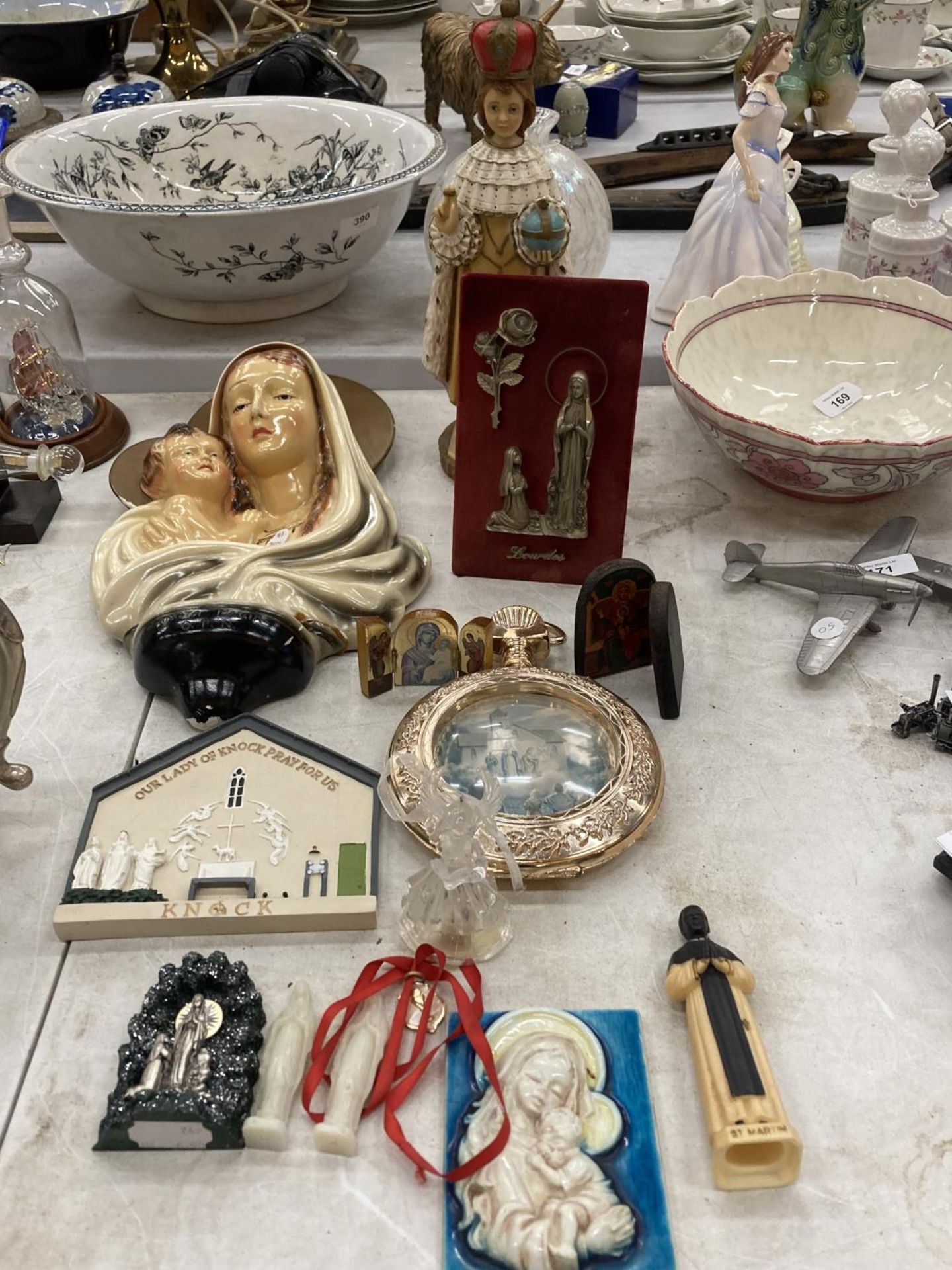 A COLLECTION OF RELIGIOUS ITEMS TO INCLUDE A PLASTER MARY AND JESUS WALL PLAQUE, A RESIN MAGI