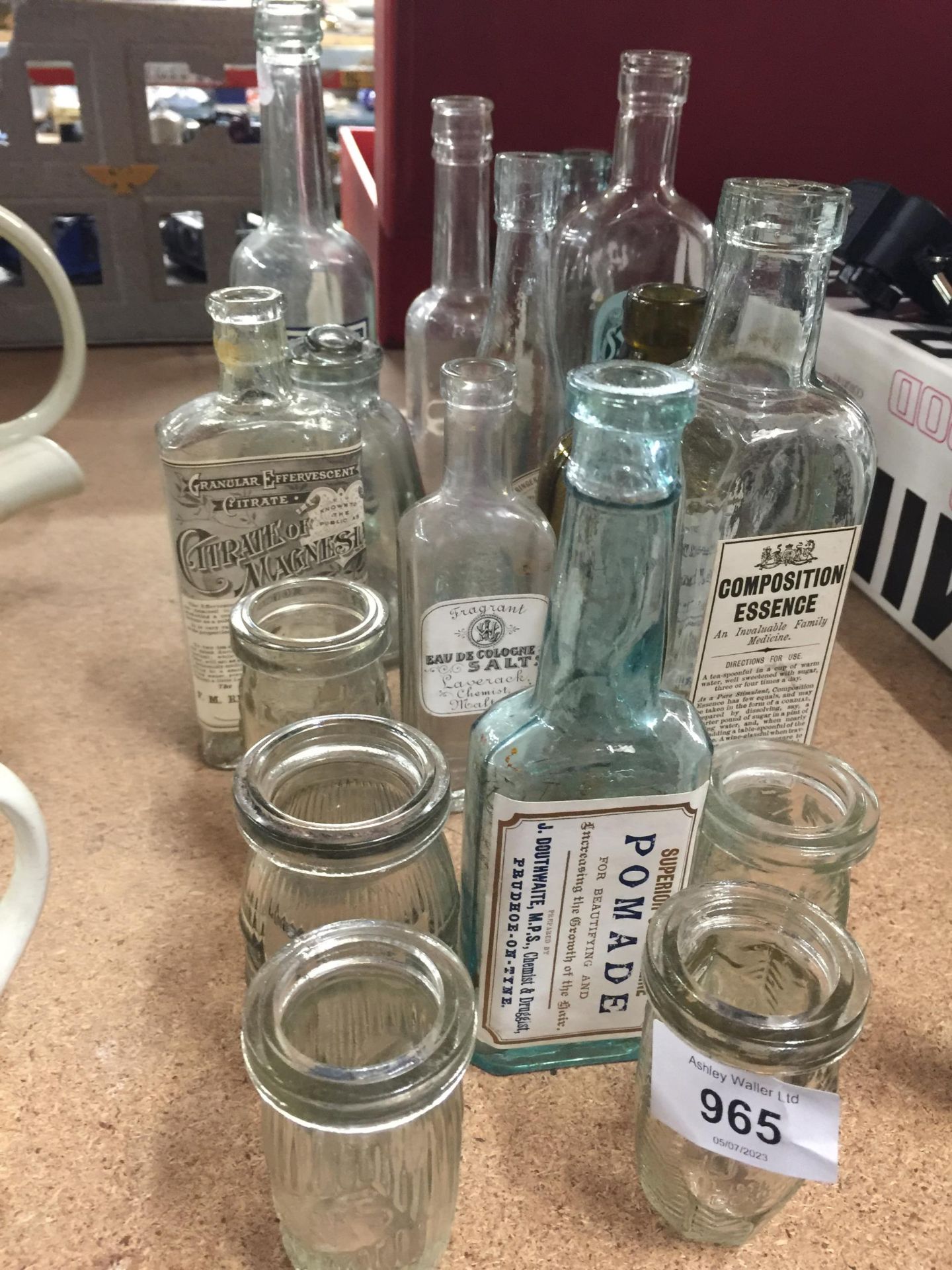 ACOLLECTION OF VINTAGE ADVERTISING BOTTLES TO INCLUDE OXO, LAVENDER WATER, SYRUP OF FIGS, ETC - Bild 2 aus 2