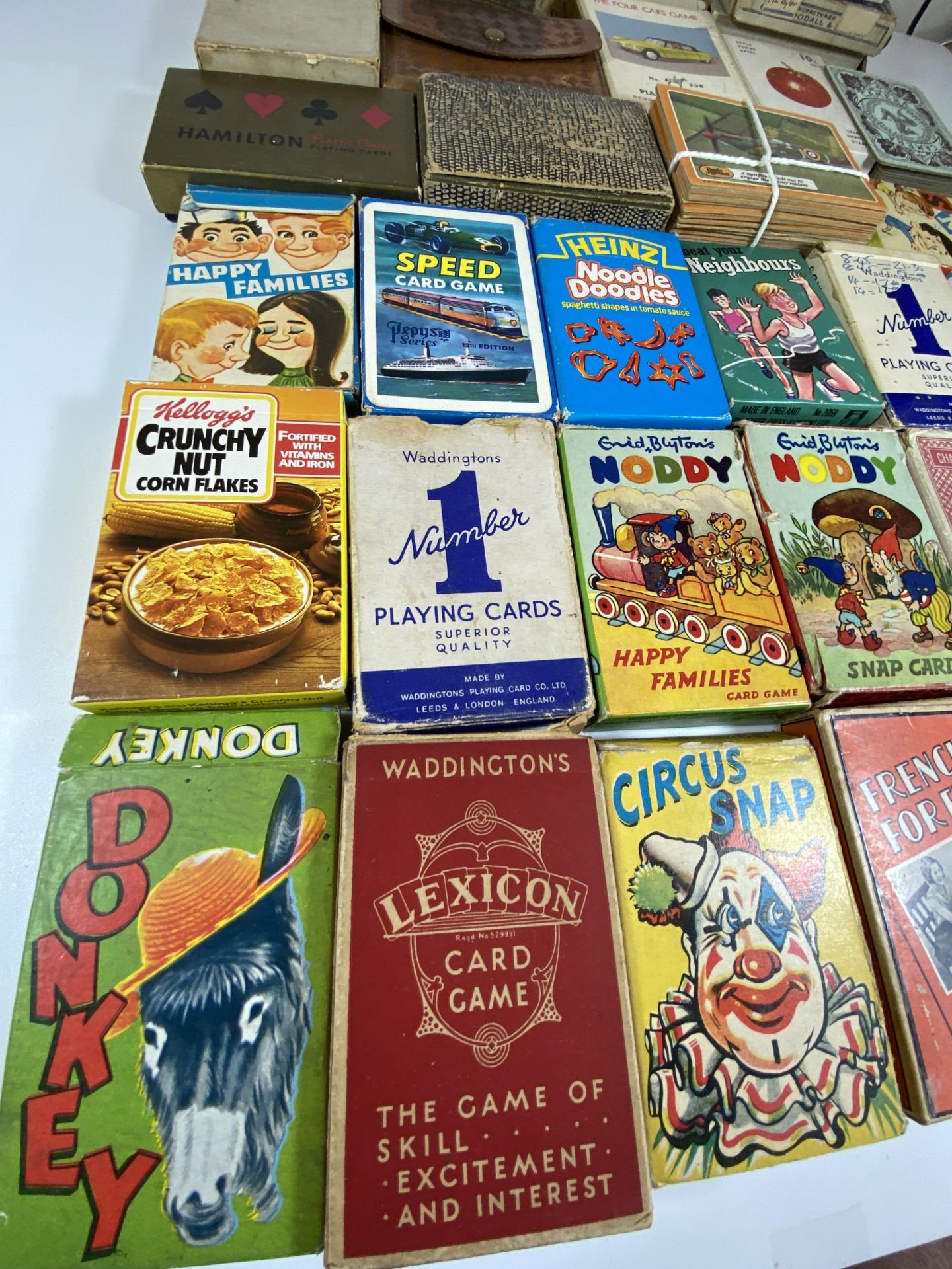 A LARGE COLLECTION OF VINTAGE PLAYING CARDS TO INCLUDE ENID BLYTON'S NODDY EXAMPLES ETC - Image 4 of 5