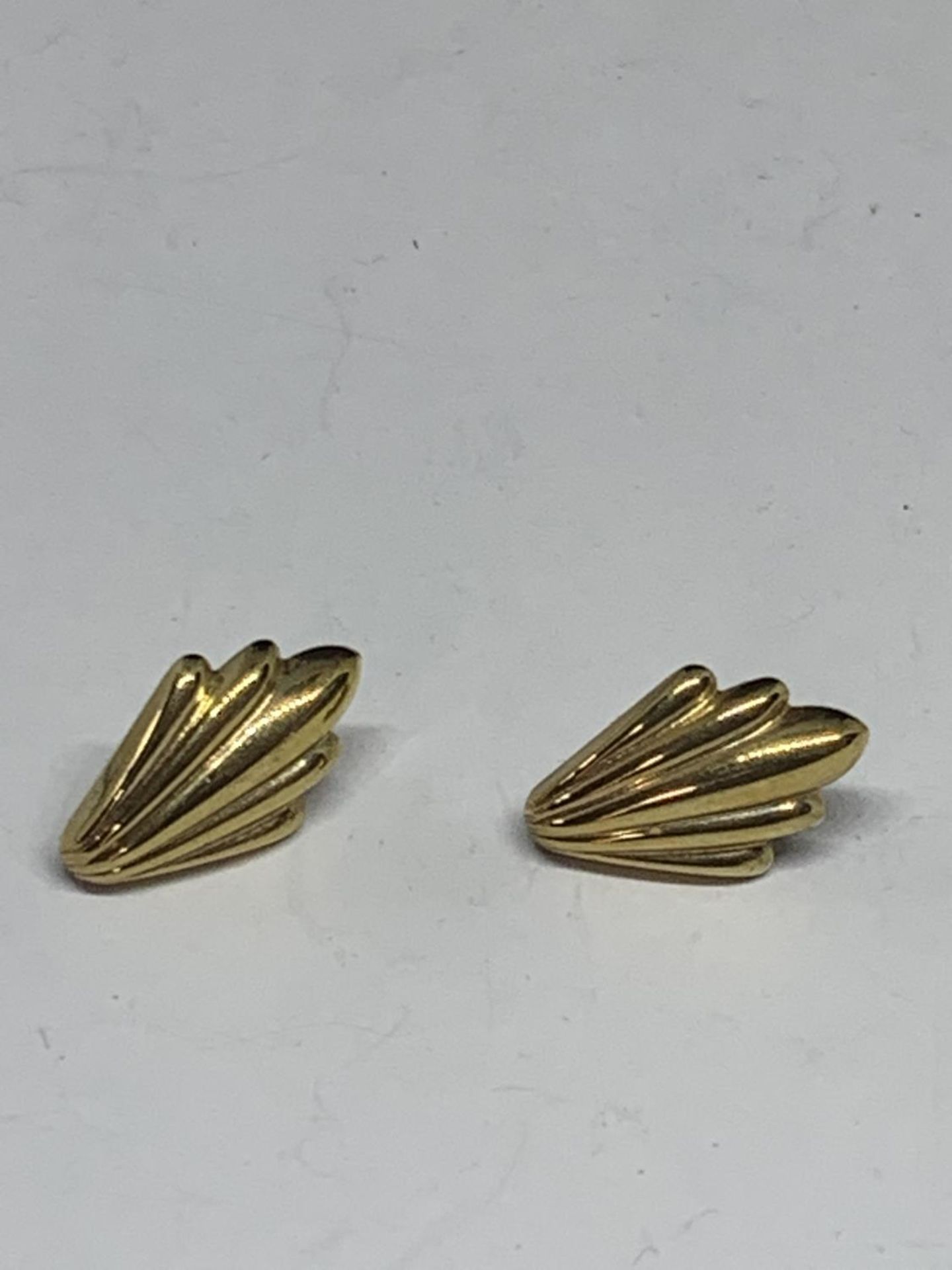 A PAIR OF 9 CARAT GOLD EARRINGS IN A PRESENTATION BOX