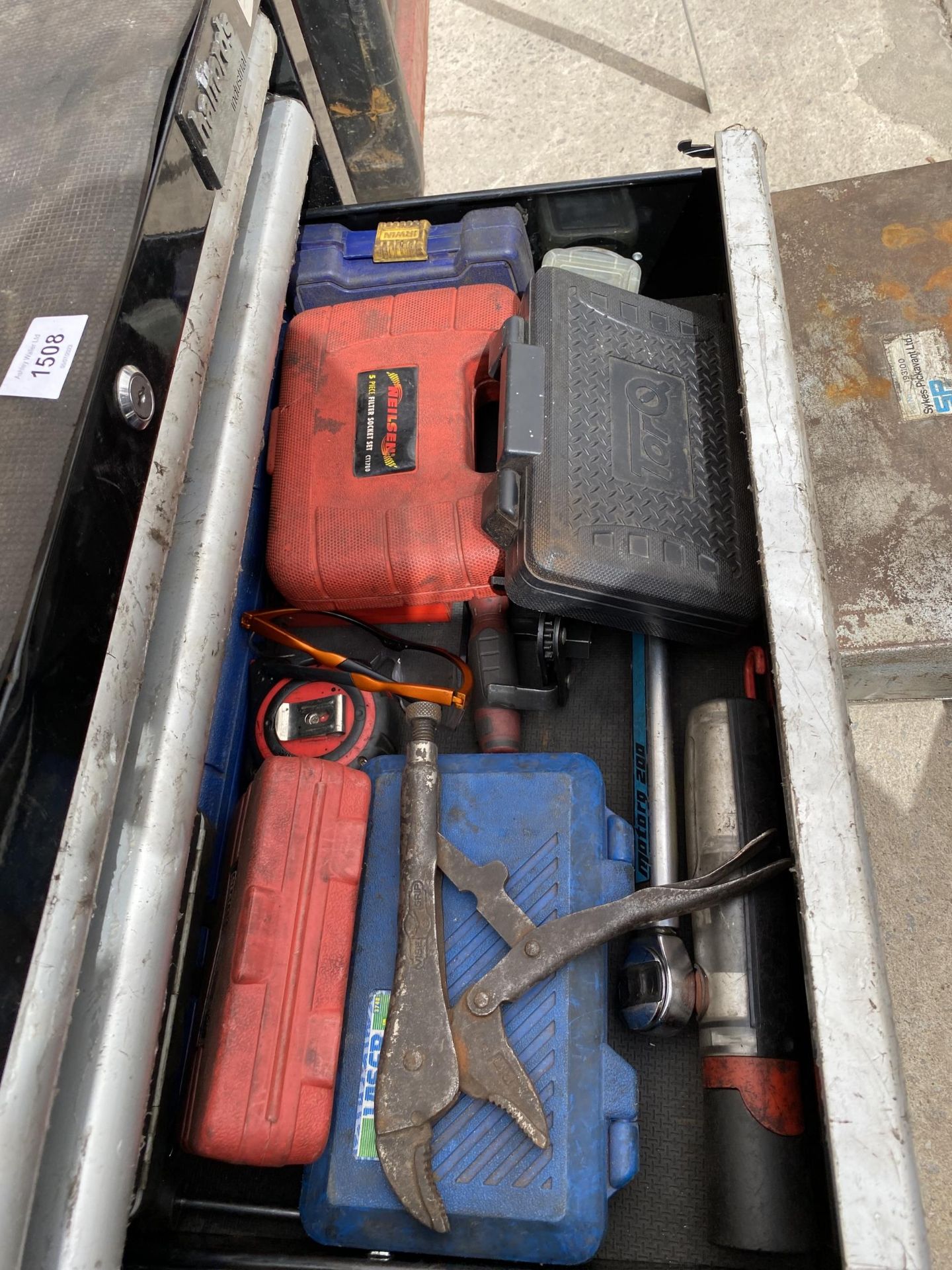 A HALFORDS THREE DRAWER MECHANICS TOOL CHEST TO INCLUDE SOCKETS, ALAN KEYS, A TORQ WRENCH AND PLIERS - Bild 4 aus 6