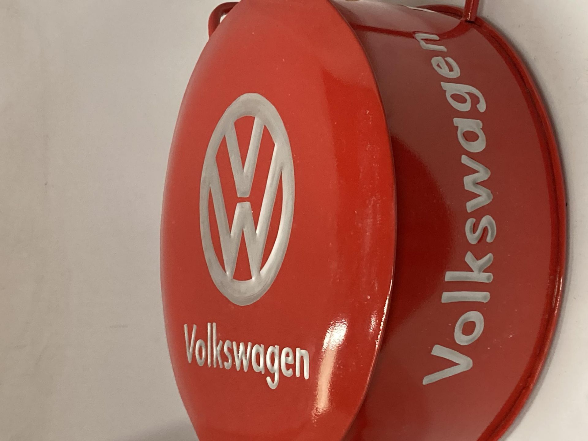 A RED VOLKSWAGEN PETROL CAN - Bild 2 aus 2