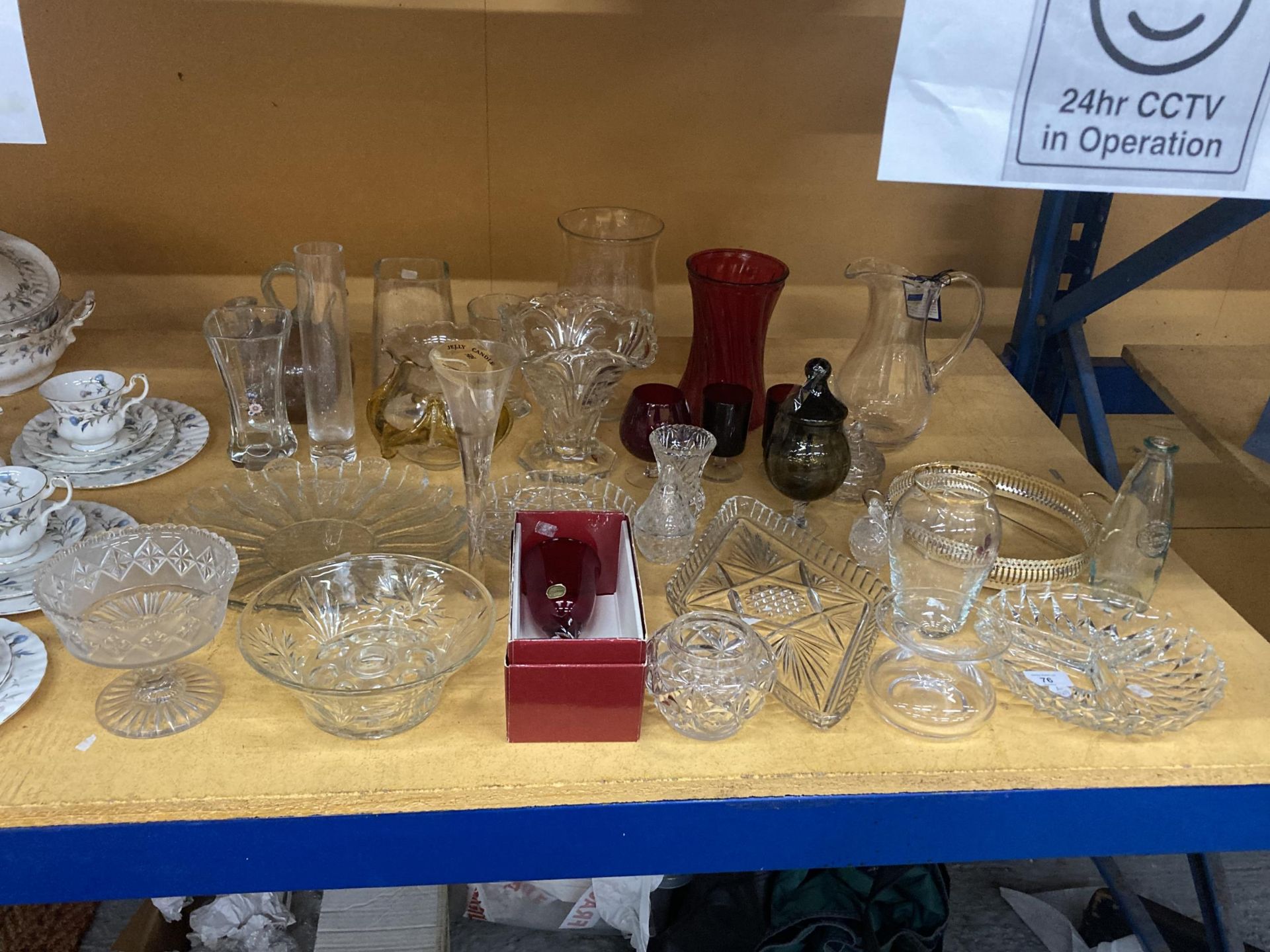 A MIXED COLLECTION OF GLASSWARE, CRANBERRY GLASS ITEMS ETC