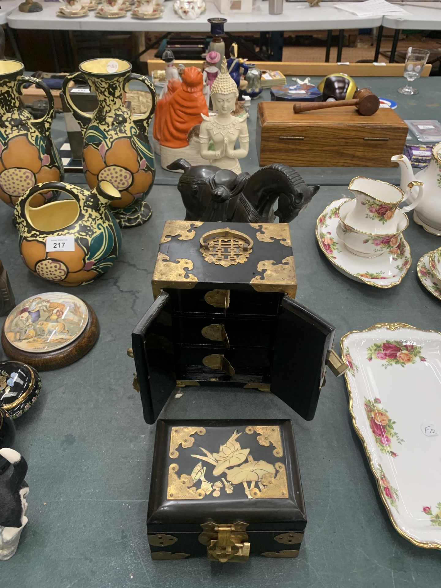 A QUANTITY OF ORIENTAL STYLE ITEMS TO INCLUDE JEWELLERY BOXES, A STONE HORSE ON A WOODEN PLINTH