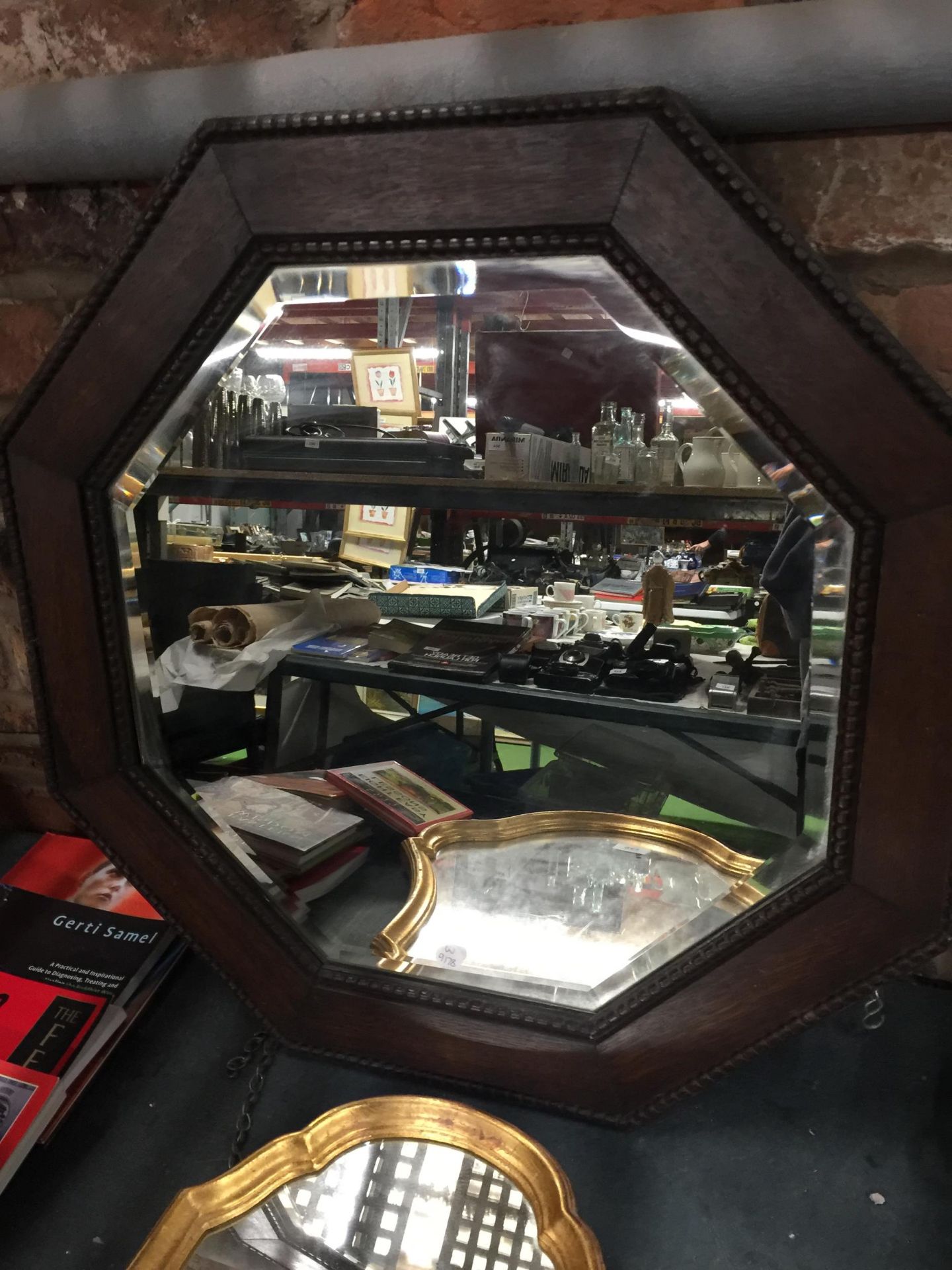 A VINTAGE MAHOGANY FRAMED OCTAGONAL MIRROR WITH BEVELLED GLASS PLUS A SHIELD SHAPED GILT FRAMED - Bild 3 aus 3