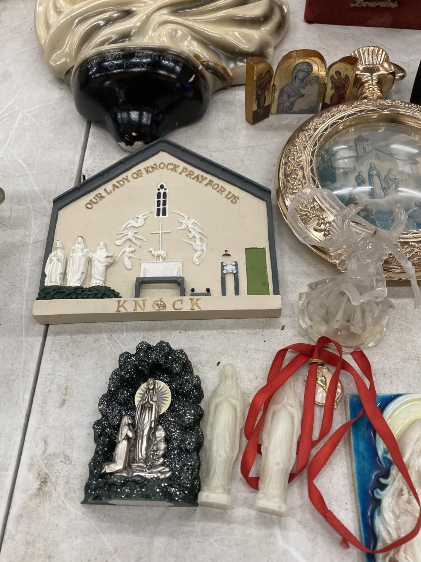 A COLLECTION OF RELIGIOUS ITEMS TO INCLUDE A PLASTER MARY AND JESUS WALL PLAQUE, A RESIN MAGI - Image 4 of 5