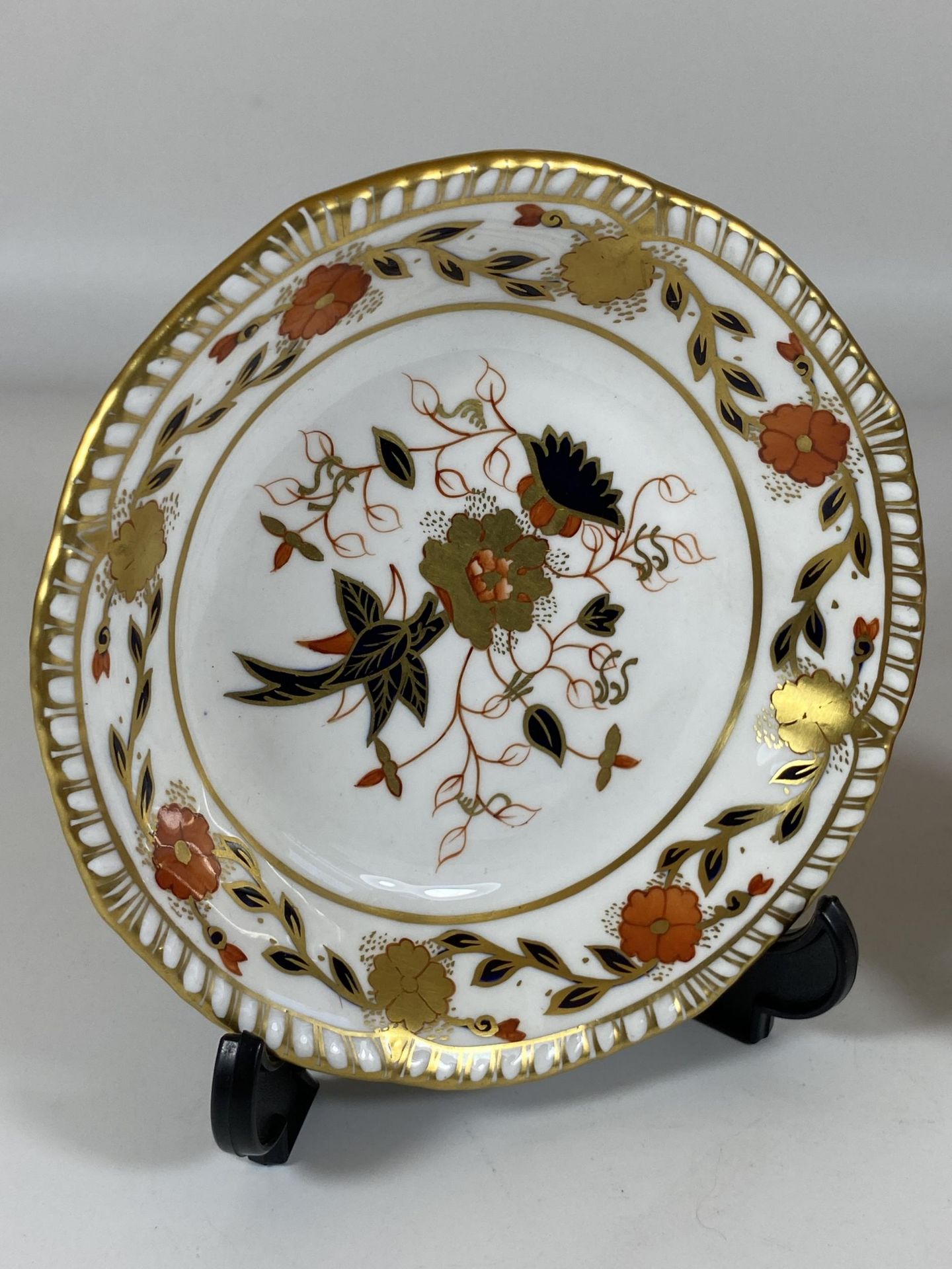TWO ITEMS - A ROYAL CROWN DERBY IMARI A962 PATTERN DISH AND A ROYAL DOULTON 'EMMA' HN3208 FIGURE - Image 2 of 8