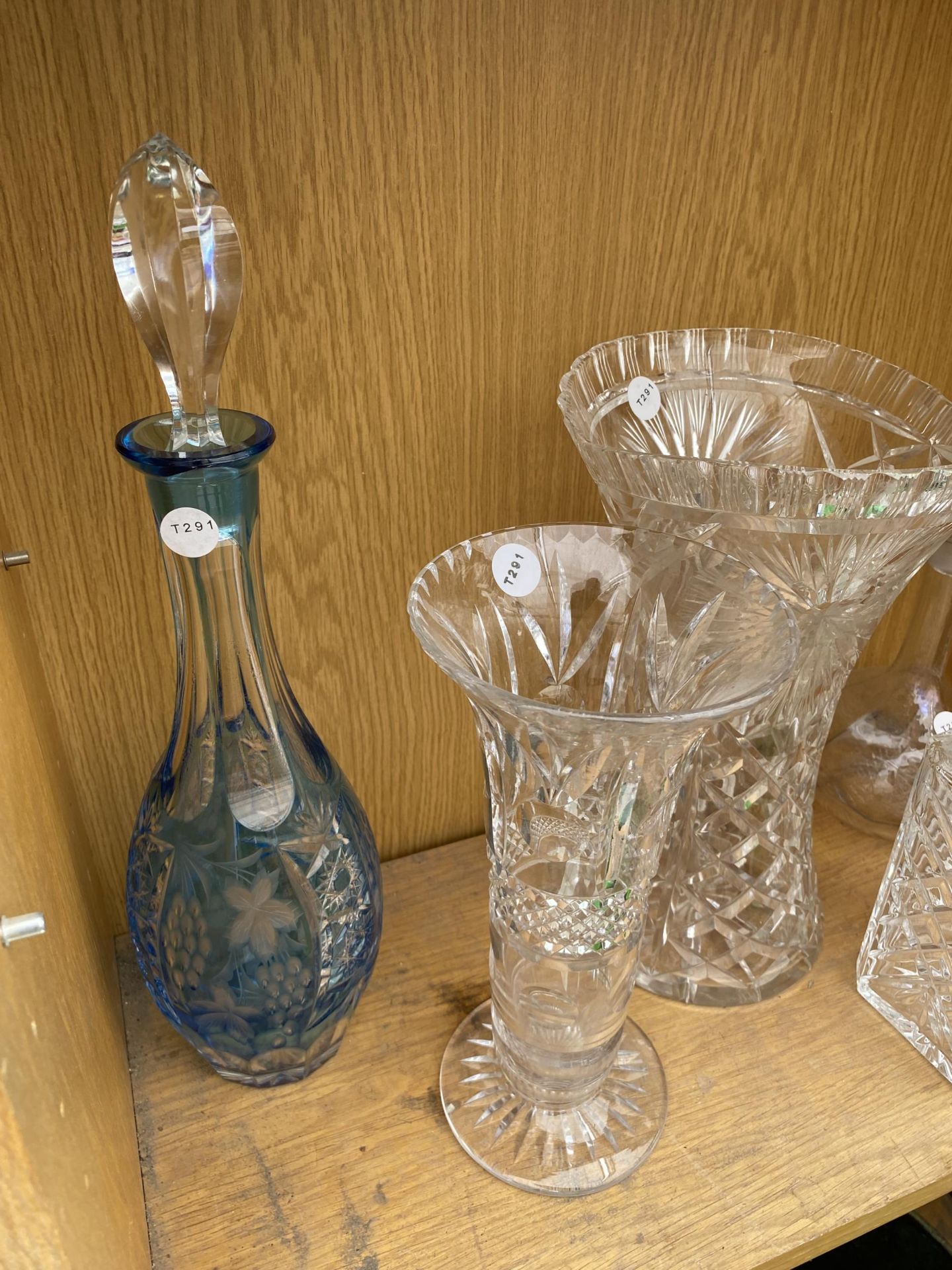 AN ASSORTMENT OF CUT GLASS ITEMS TO INCLUDE DECANTORS AND VASES ETC - Image 2 of 3