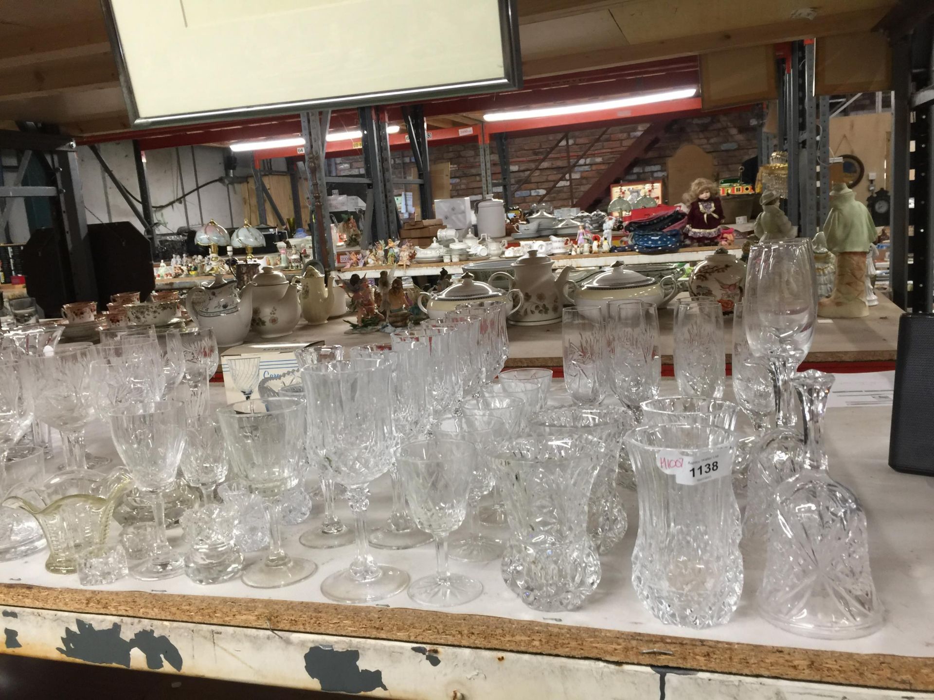 A LARGE COLLECTION OF CUT AND FURTHER GLASSWARE TO INCLUDE CHAMPAGNE FLUTES, WINE GLASSES ETC - Bild 2 aus 5