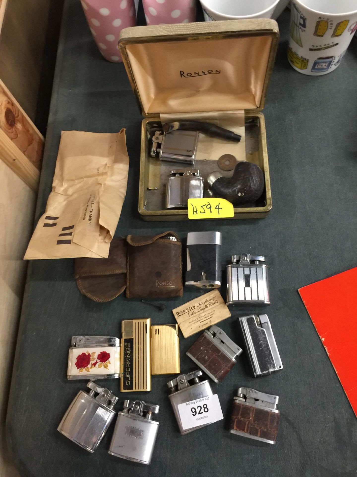 A COLLECTION OF VINTAGE LIGHTERS TO INCLUDE RONSON PLUS A RONSON BOX