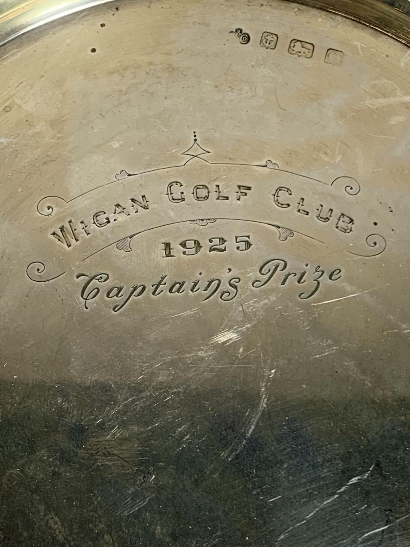 A HALLMARKED BIRMINGHAM SILVER SALVER ON FOUR PAW FEET ENGRAVED WIGAN GOLF COURSE 1925 CAPTAINS - Image 2 of 5