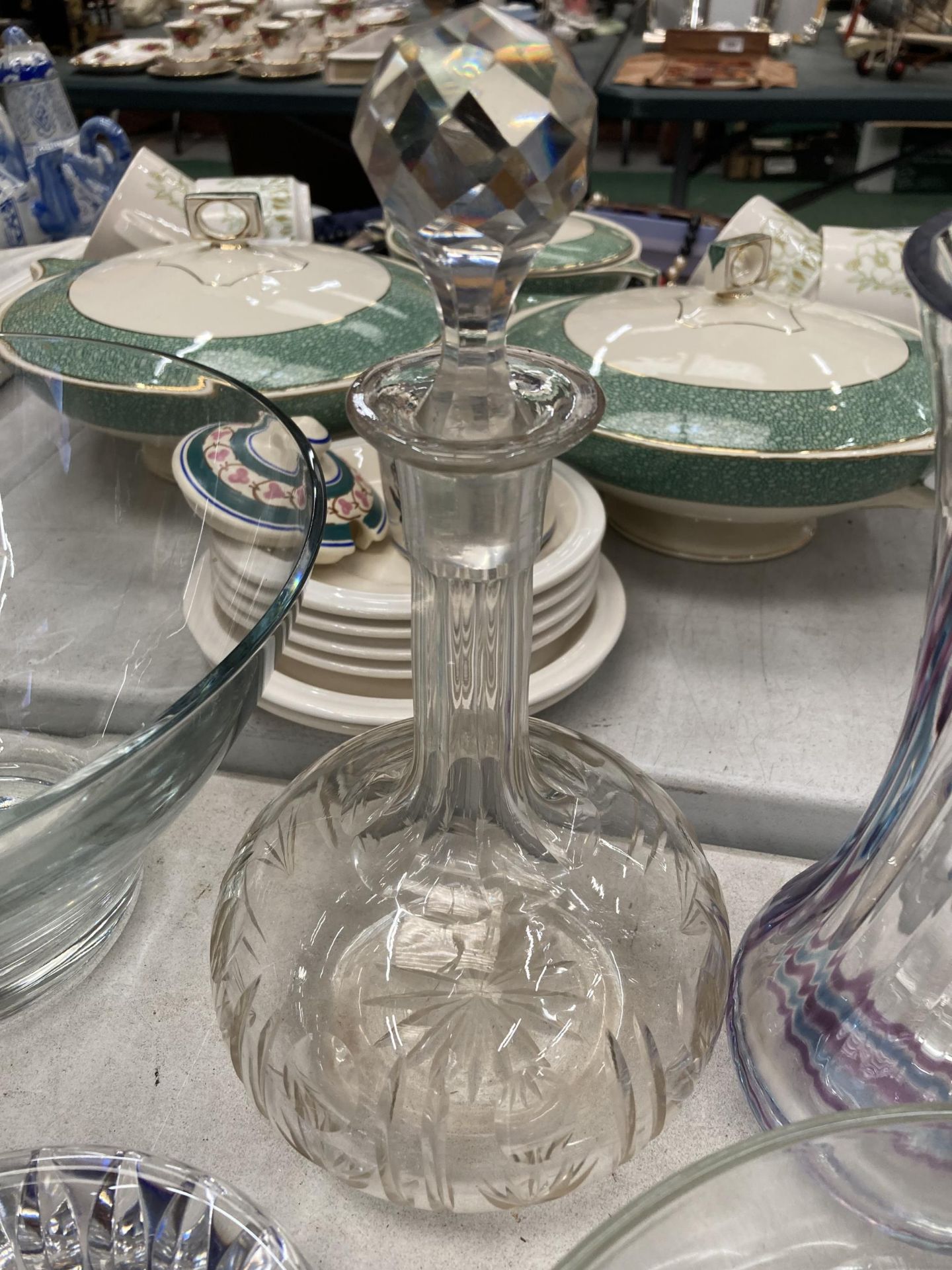 A LARGE QUANTITY OF GLASSWARE TO INCLUDE LARGE BOWLS, DECANTERS, VASES, WINE GLASSES, ETC - Image 3 of 5